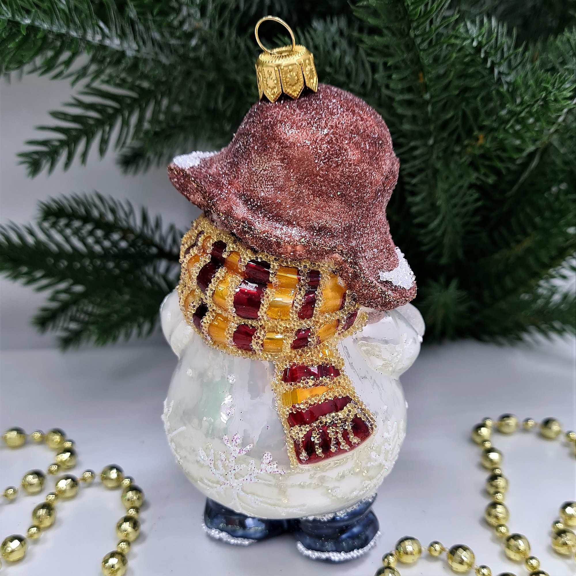 фото Стеклянная елочная игрушка Снеговик в ушанке с зайчиком