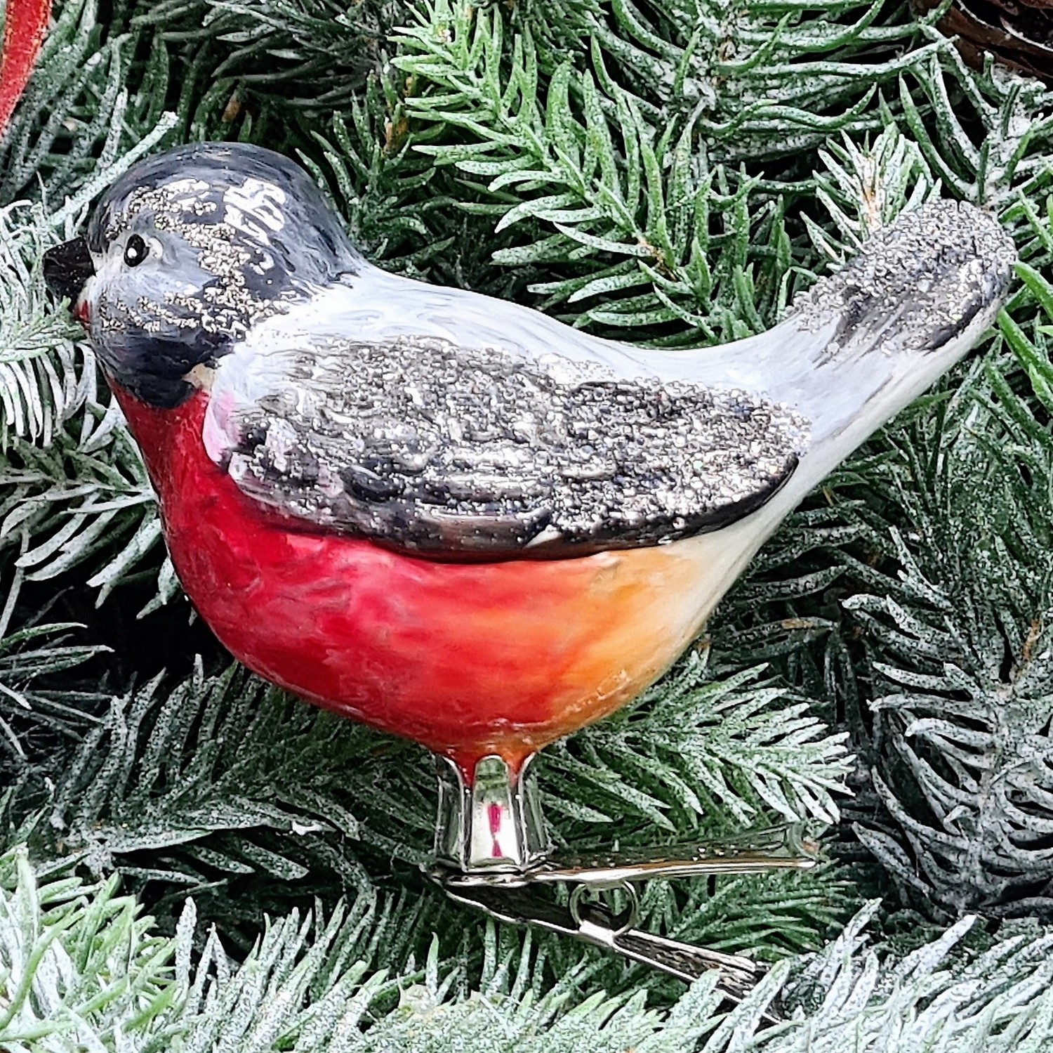 фото Стеклянная елочная игрушка Снегирь на прищепке