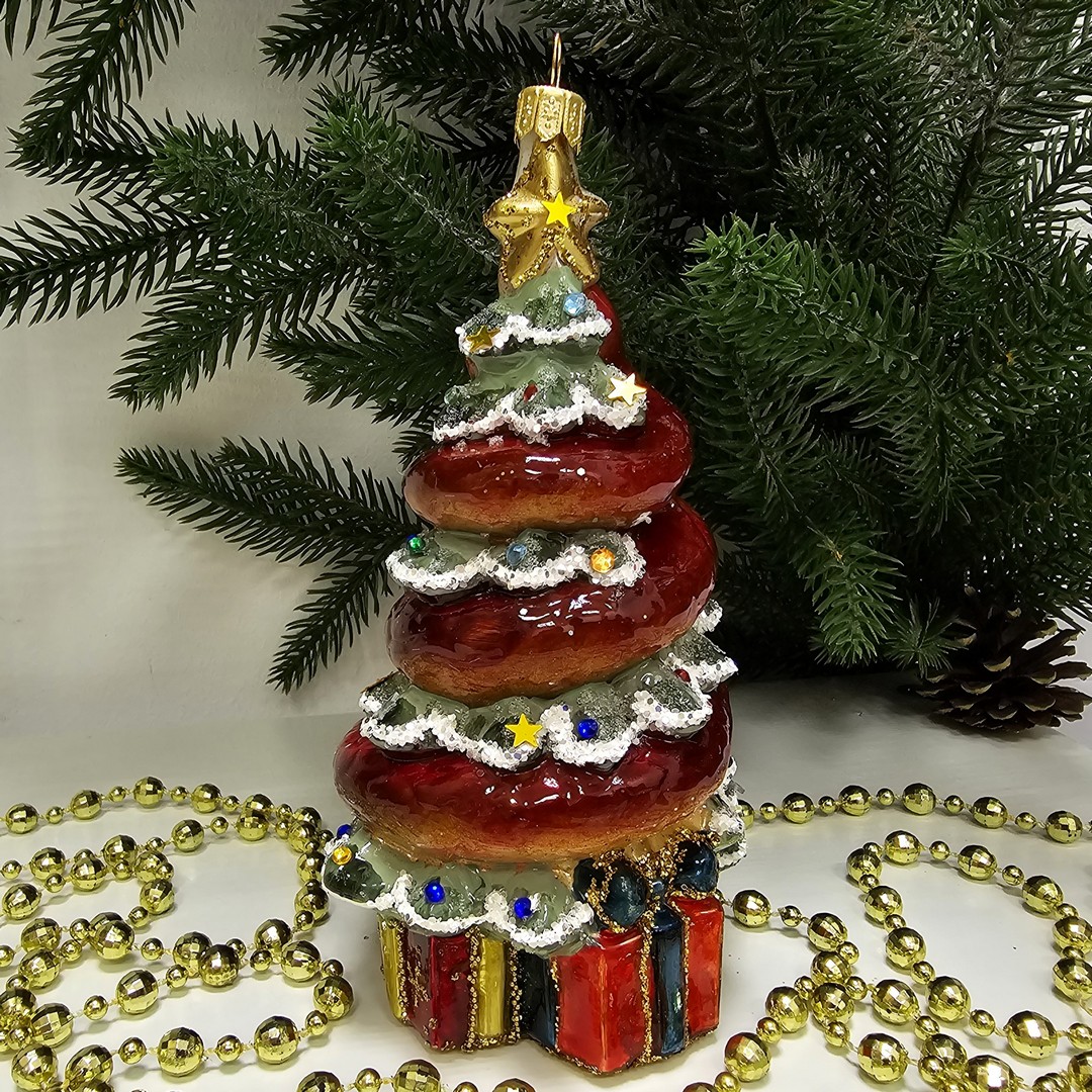 фото Стеклянная елочная игрушка Змея на елке с подарками