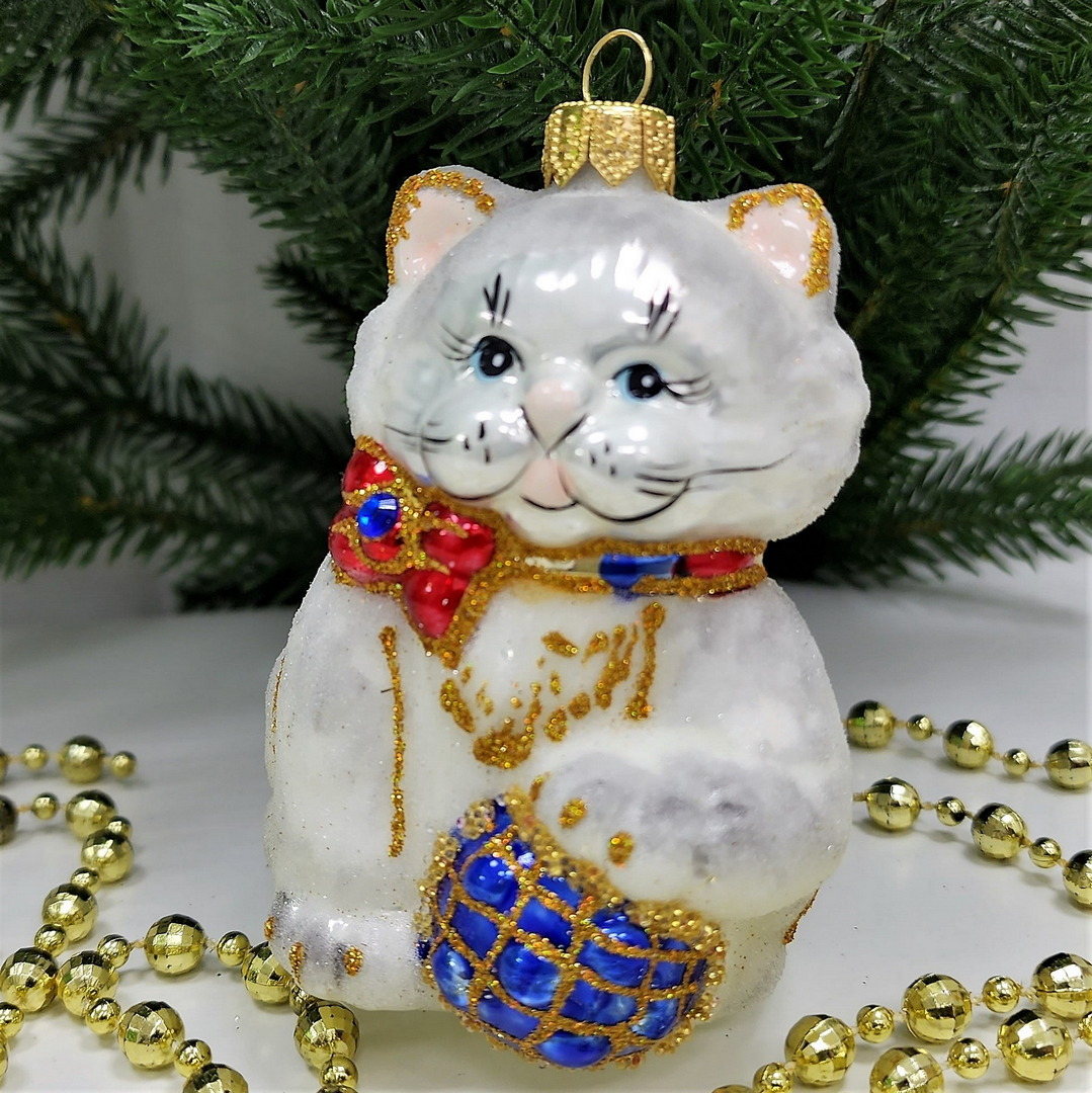 фото Стеклянная елочная игрушка Кот с мячом