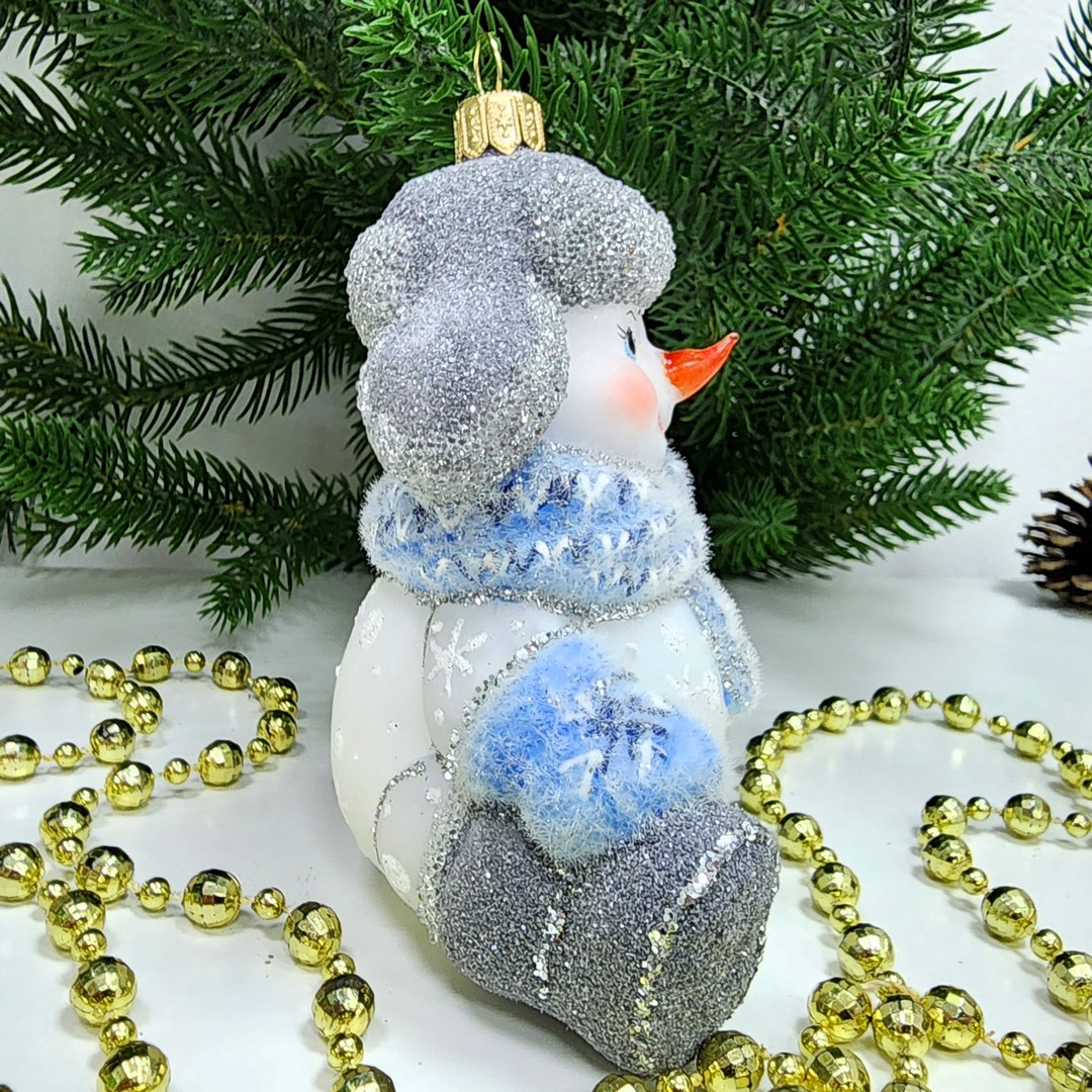 фото Стеклянная елочная игрушка Снеговик в валенках