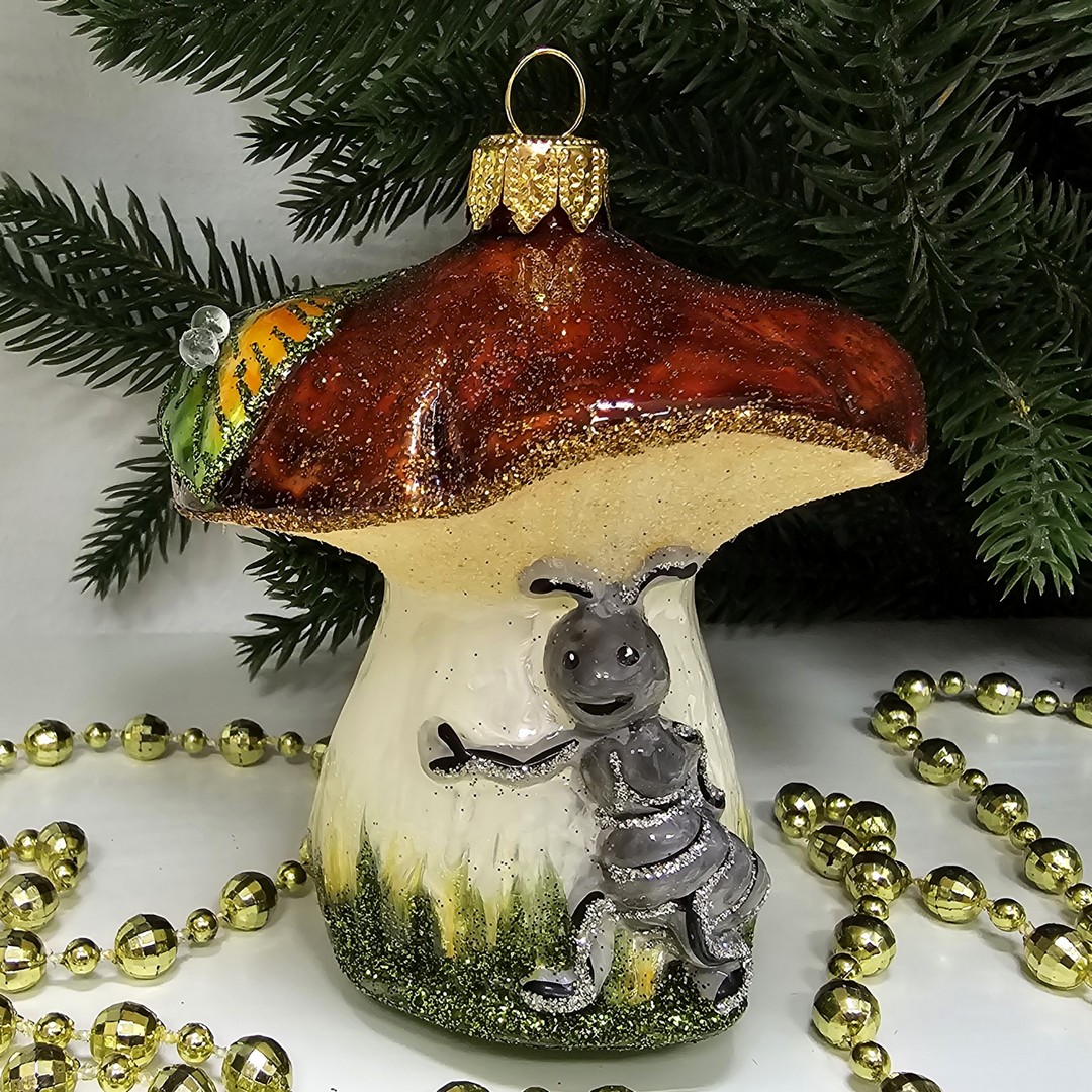 фото Стеклянная елочная игрушка Гриб с муравьем