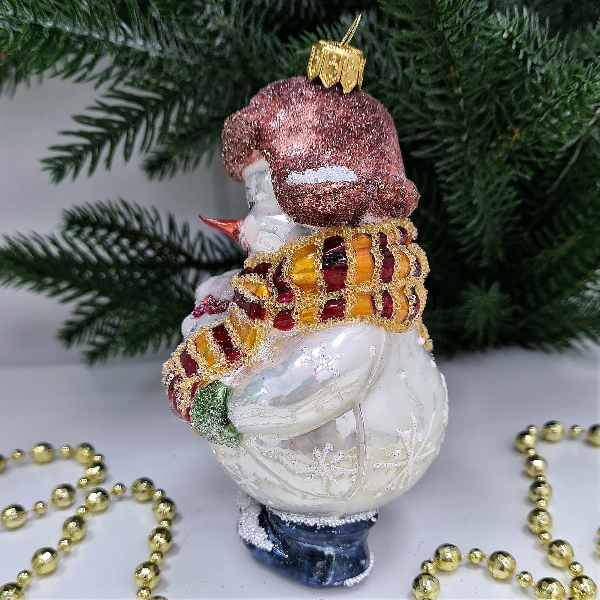 фото Стеклянная елочная игрушка Снеговик в ушанке с зайчиком