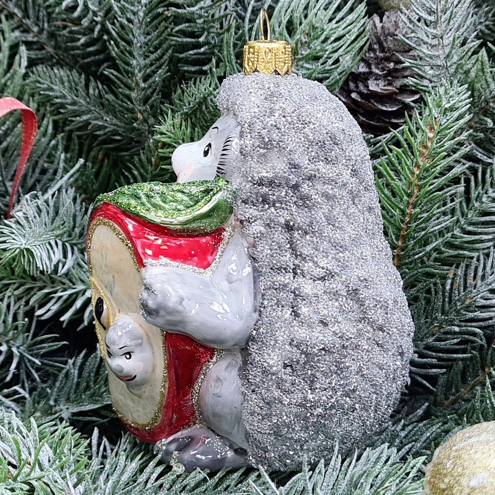 фото Стеклянная елочная игрушка Ежик с яблоком