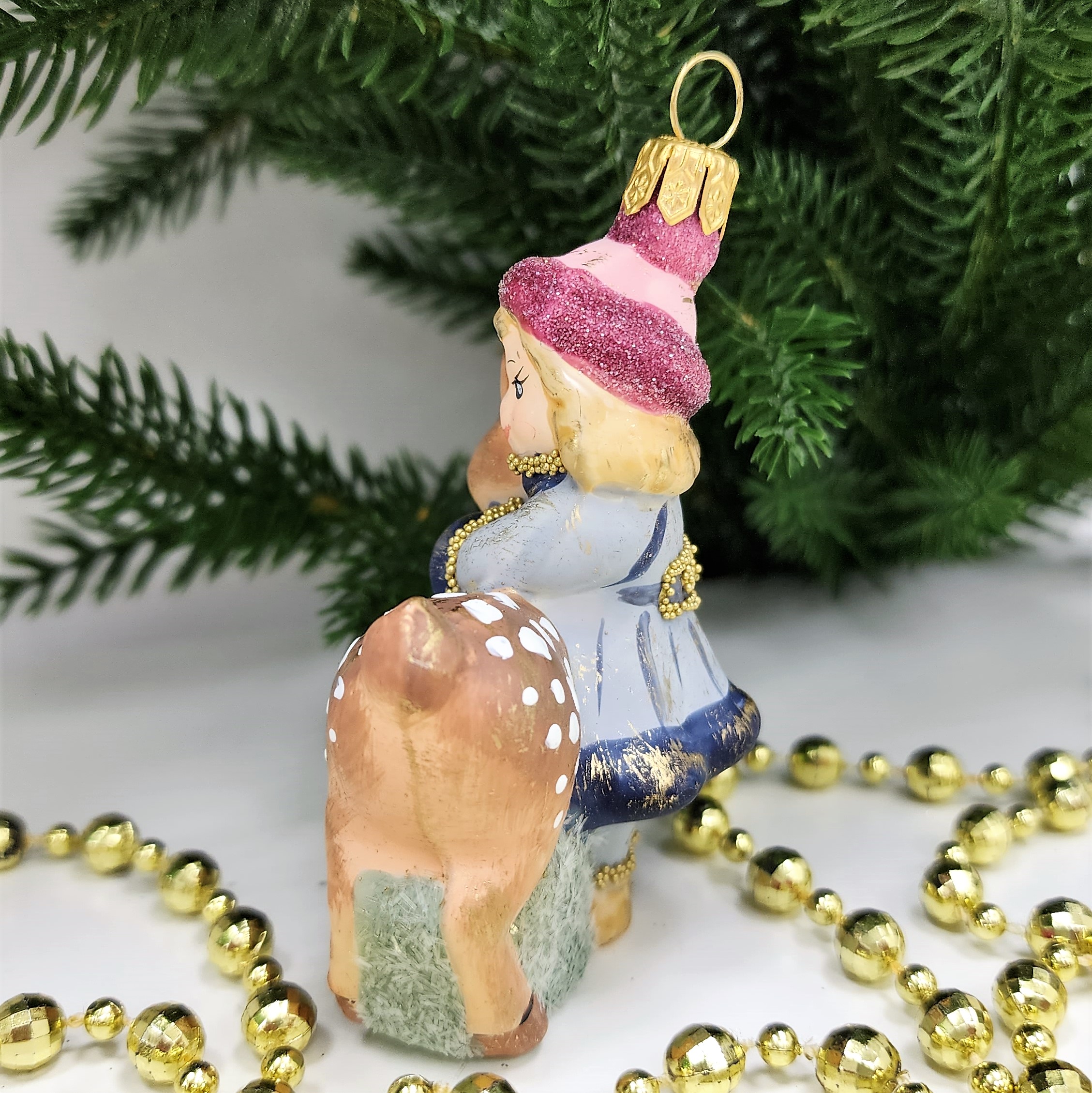 фото Стеклянная елочная игрушка Девочка с олененком