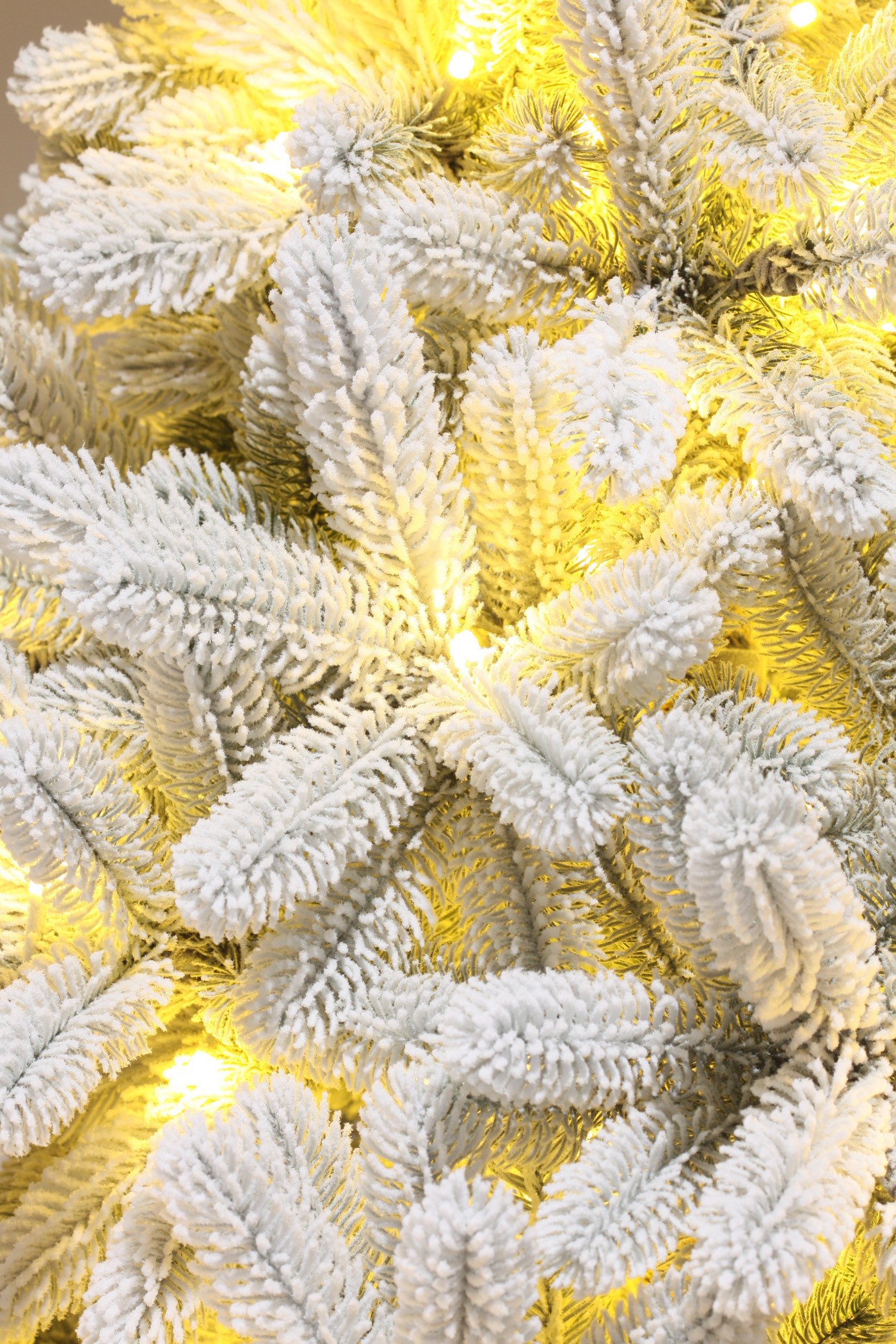 фото Ель Русская Императрица Заснеженная с освещением 60см