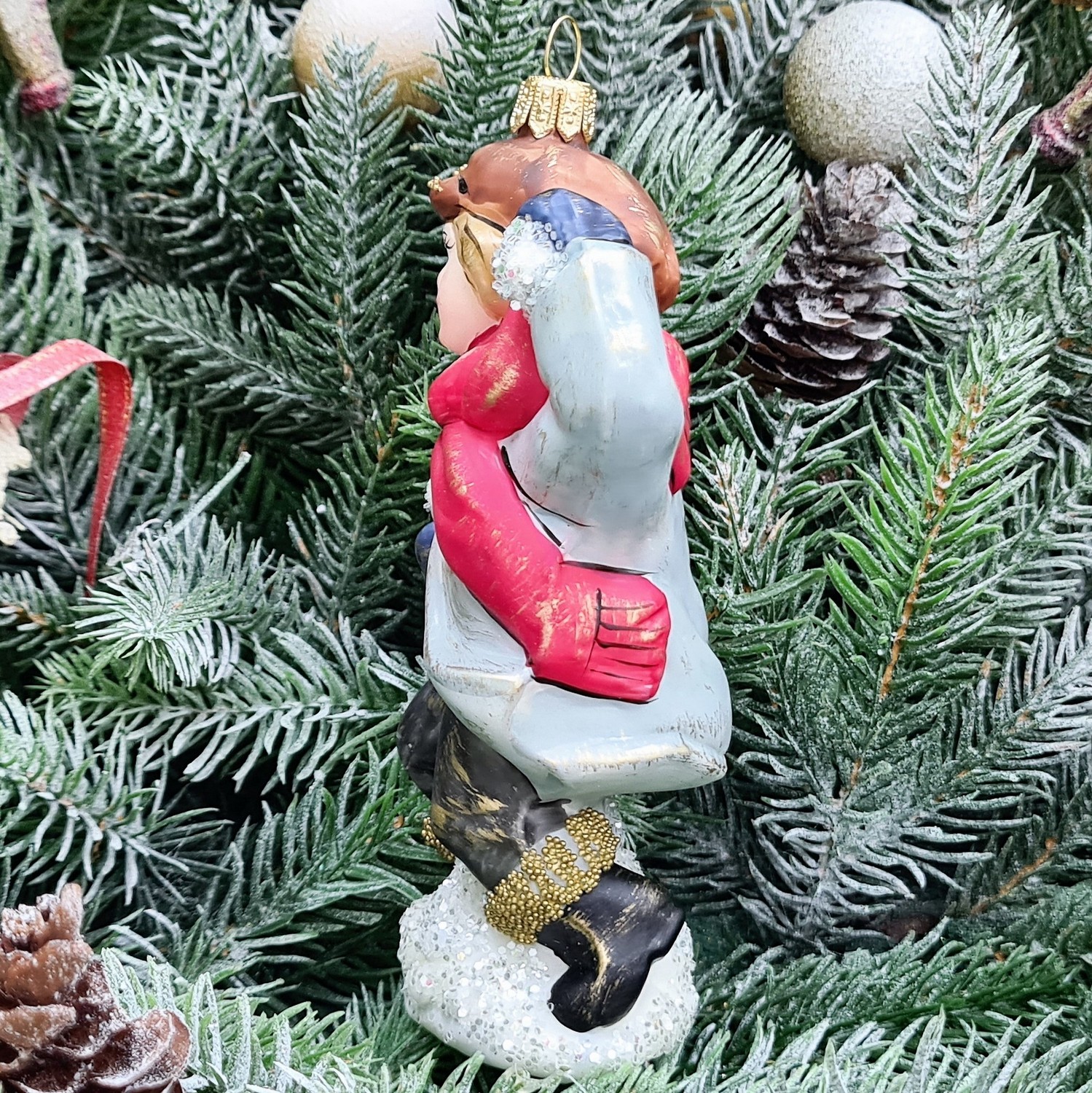 фото Стеклянная елочная игрушка Мальчик со снежком винтаж