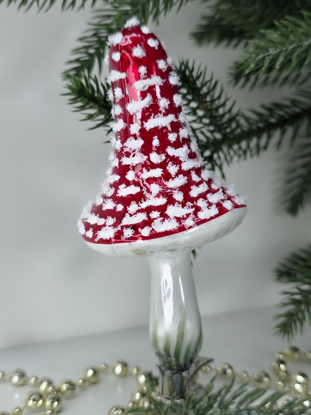 фото Стеклянная елочная игрушка Гриб мухомор на прищепке