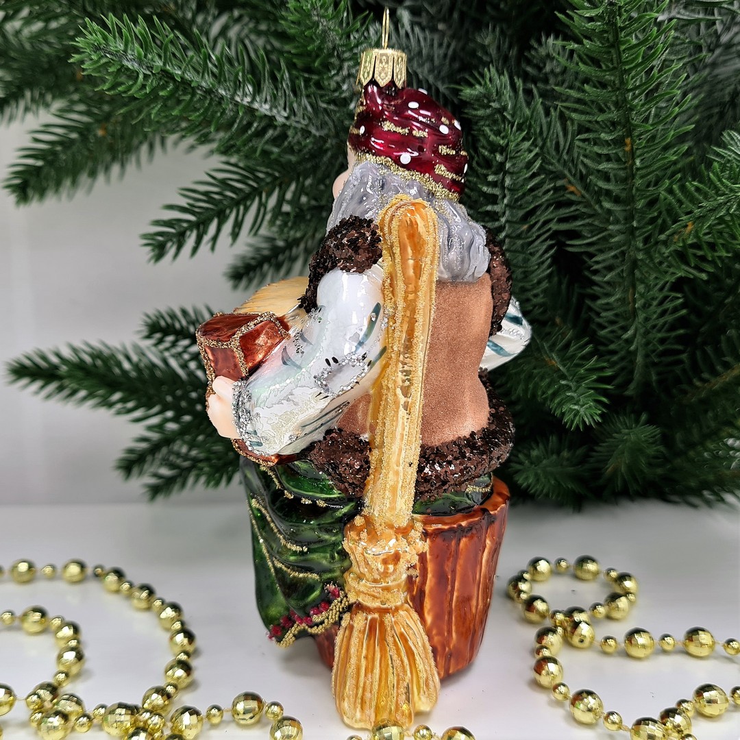 фото Стеклянная елочная игрушка Баба Яга с гармошкой