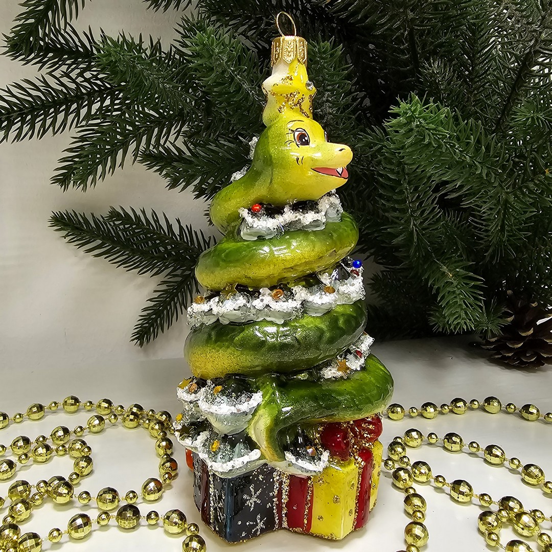 фото Стеклянная елочная игрушка Змея на елке