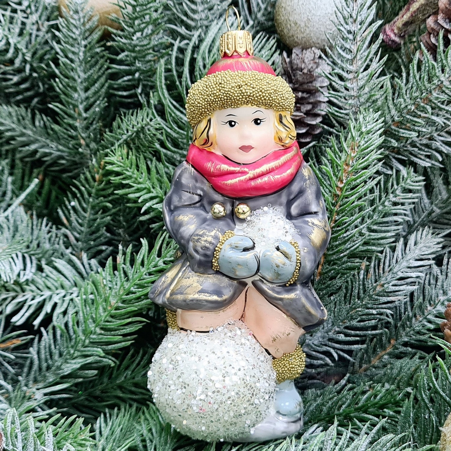 фото Стеклянная елочная игрушка Девочка со снежком Винтаж