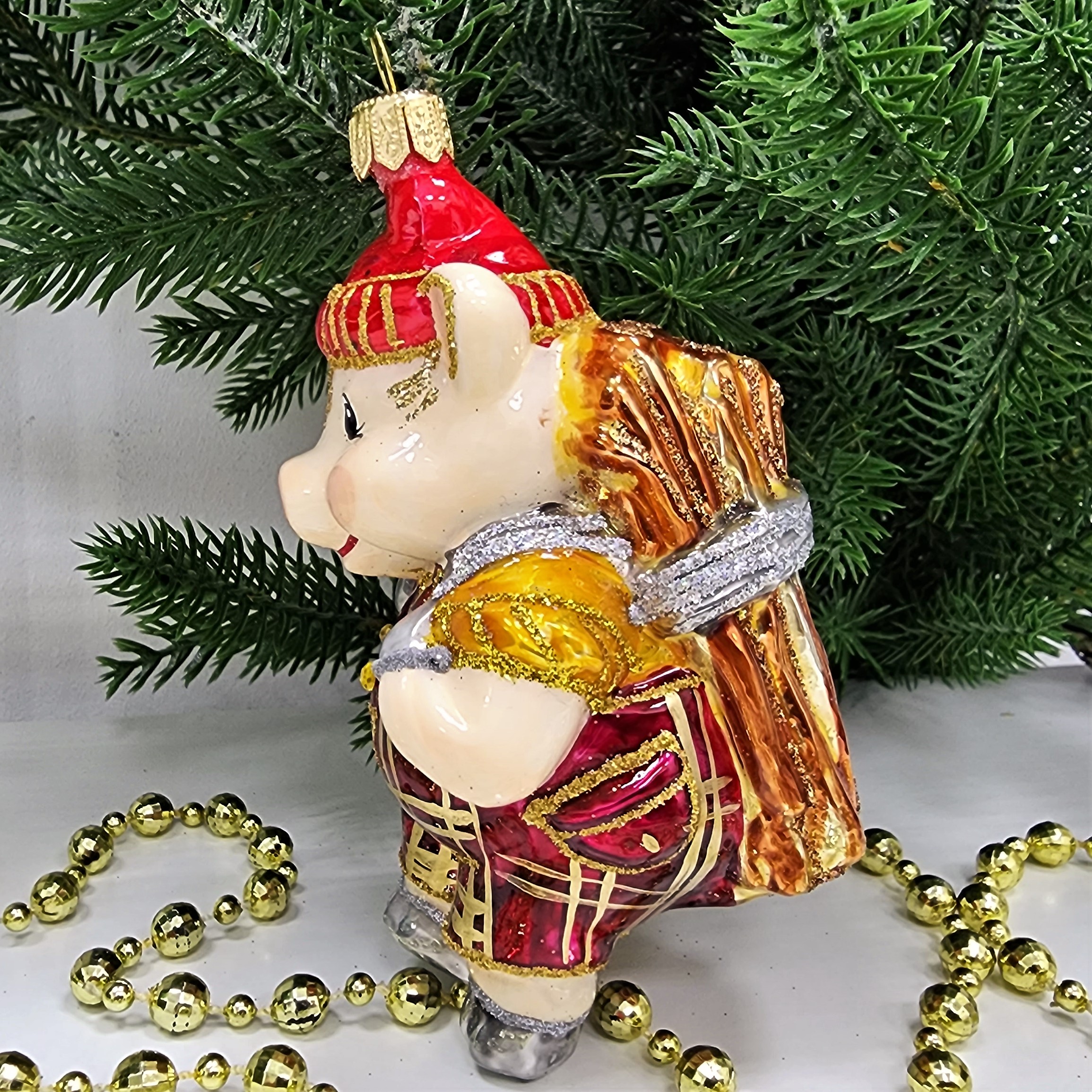 фото Стеклянная елочная игрушка Поросенок с дровами