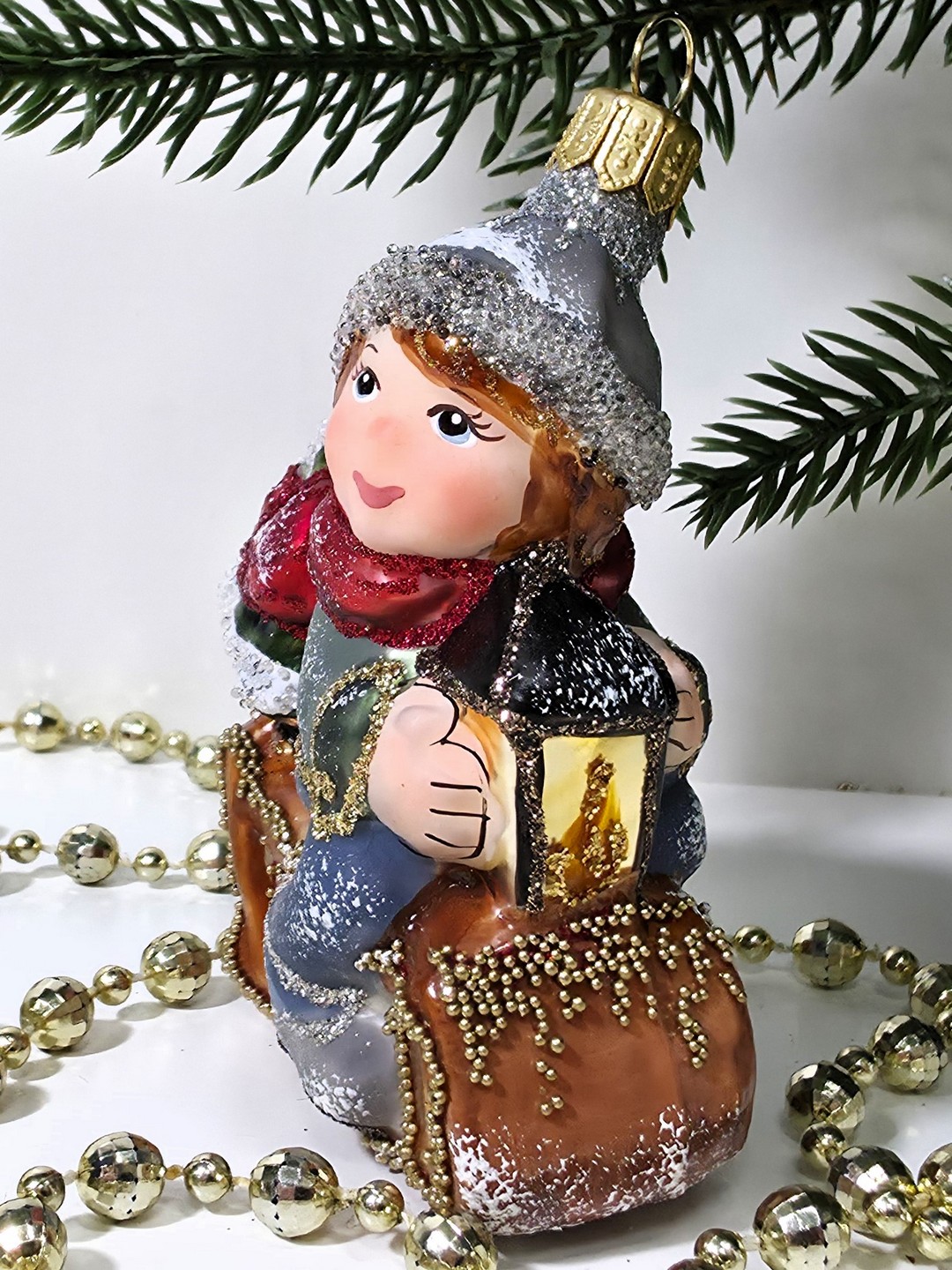 фото Стеклянная елочная игрушка Мальчик на санях царский