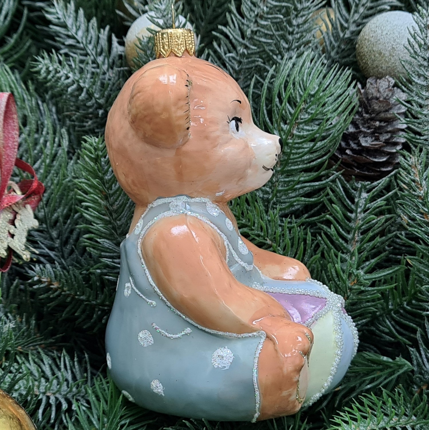 фото Стеклянная елочная игрушка Мишка с мячом