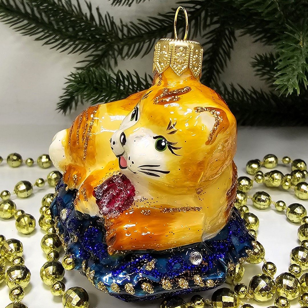 фото Стеклянная елочная игрушка Котик на подушке