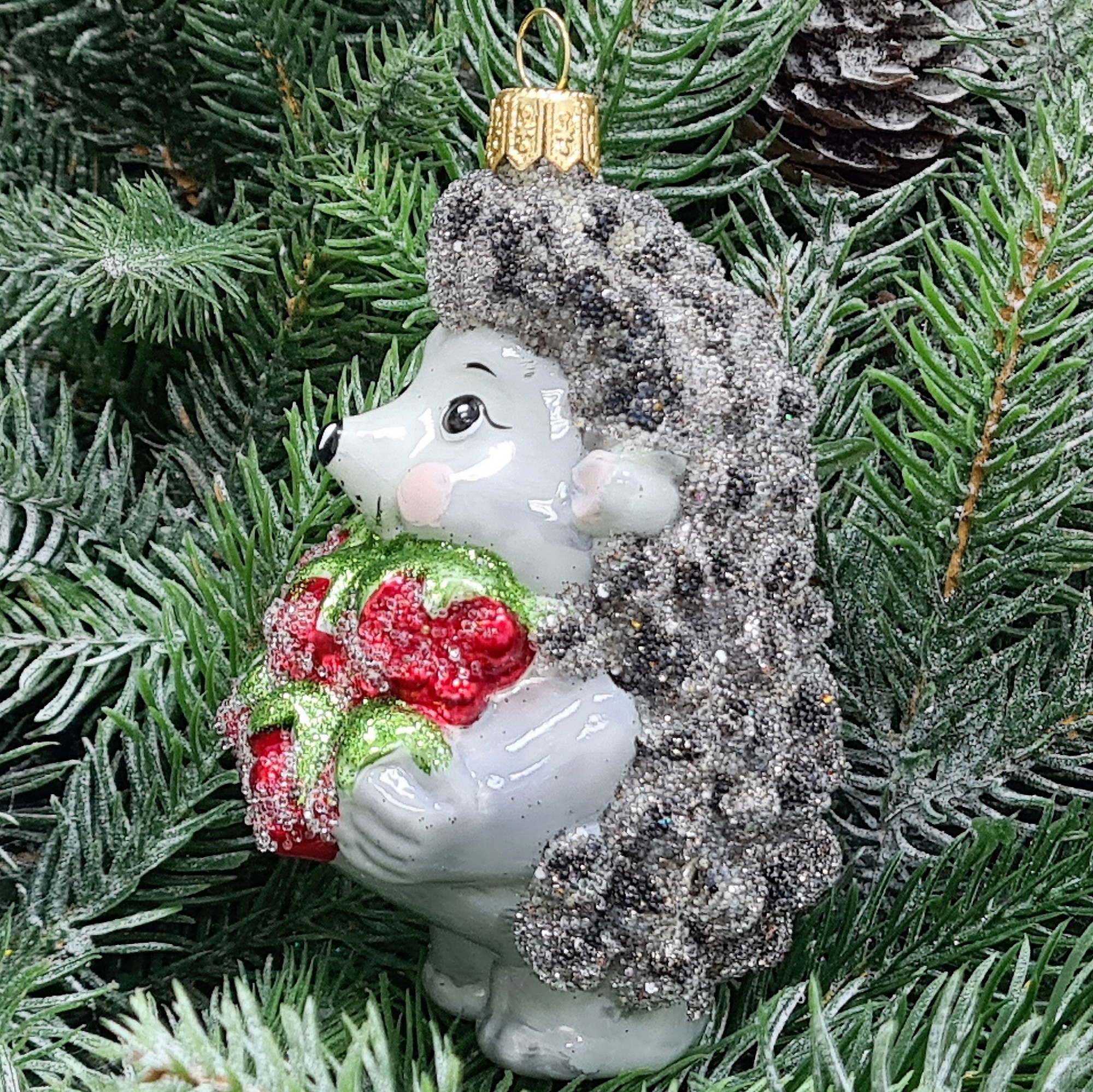 фото Стеклянная елочная игрушка Ежик с малиной