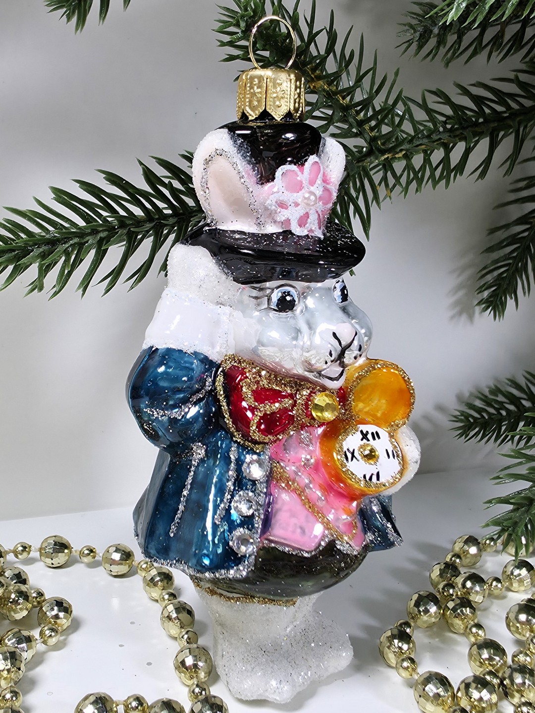 фото Стеклянная елочная игрушка Белый кролик с часами