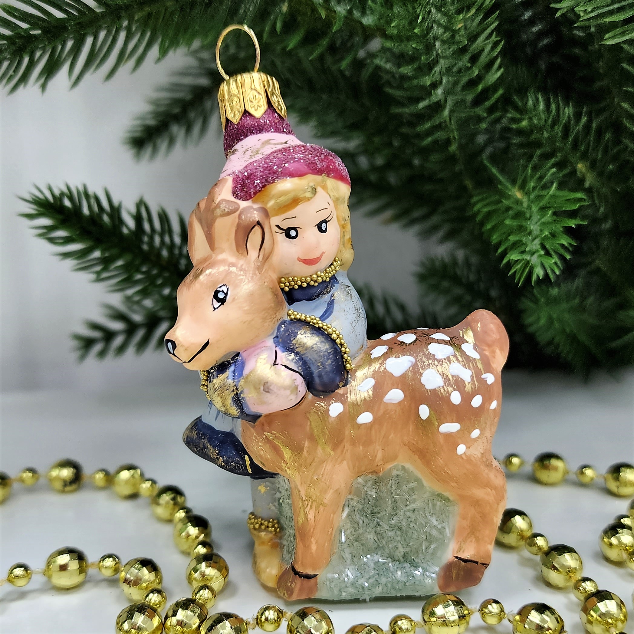 фото Стеклянная елочная игрушка Девочка с олененком