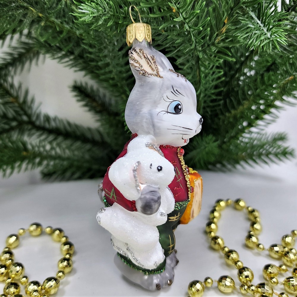 фото Стеклянная елочная игрушка Зайчик с зайкой и книгой