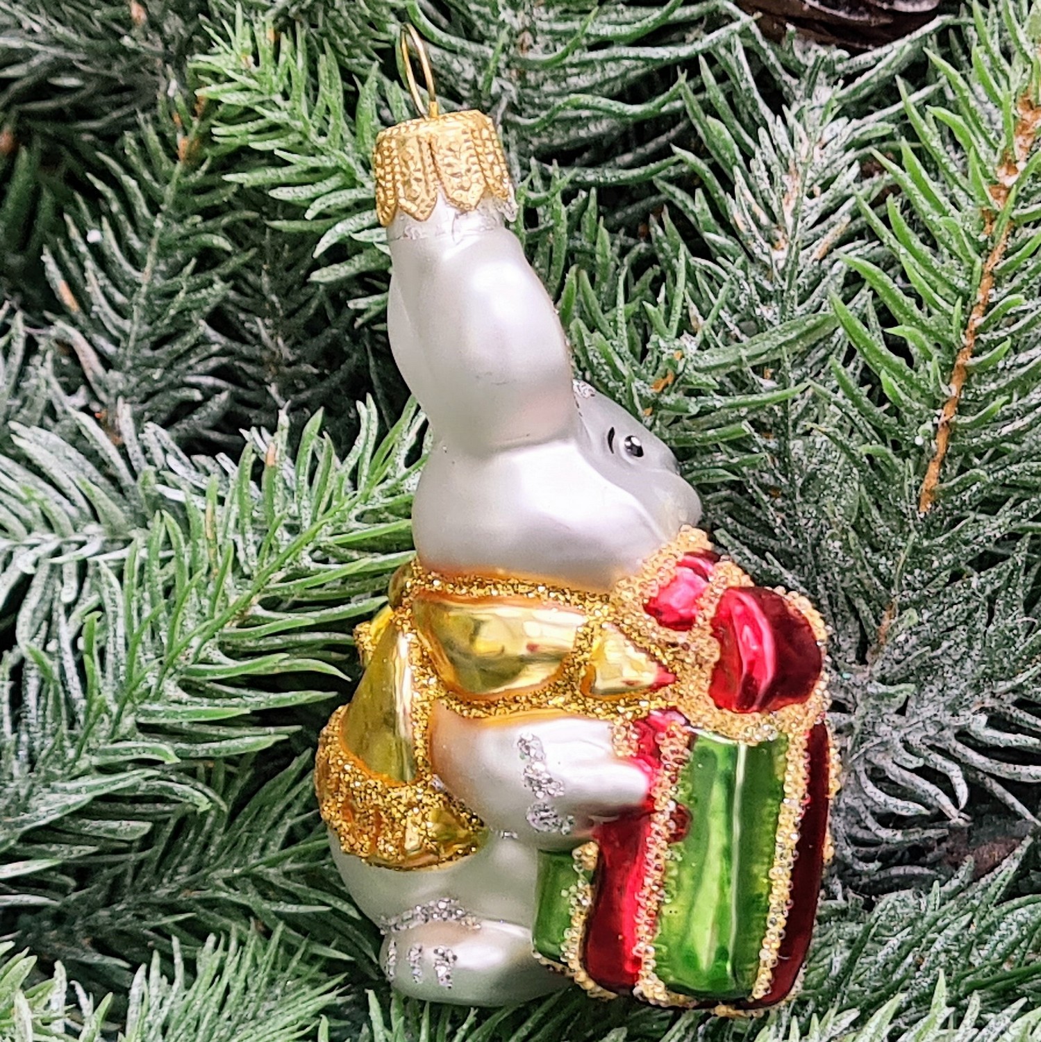 фото Стеклянная елочная игрушка Зайчик с подарком