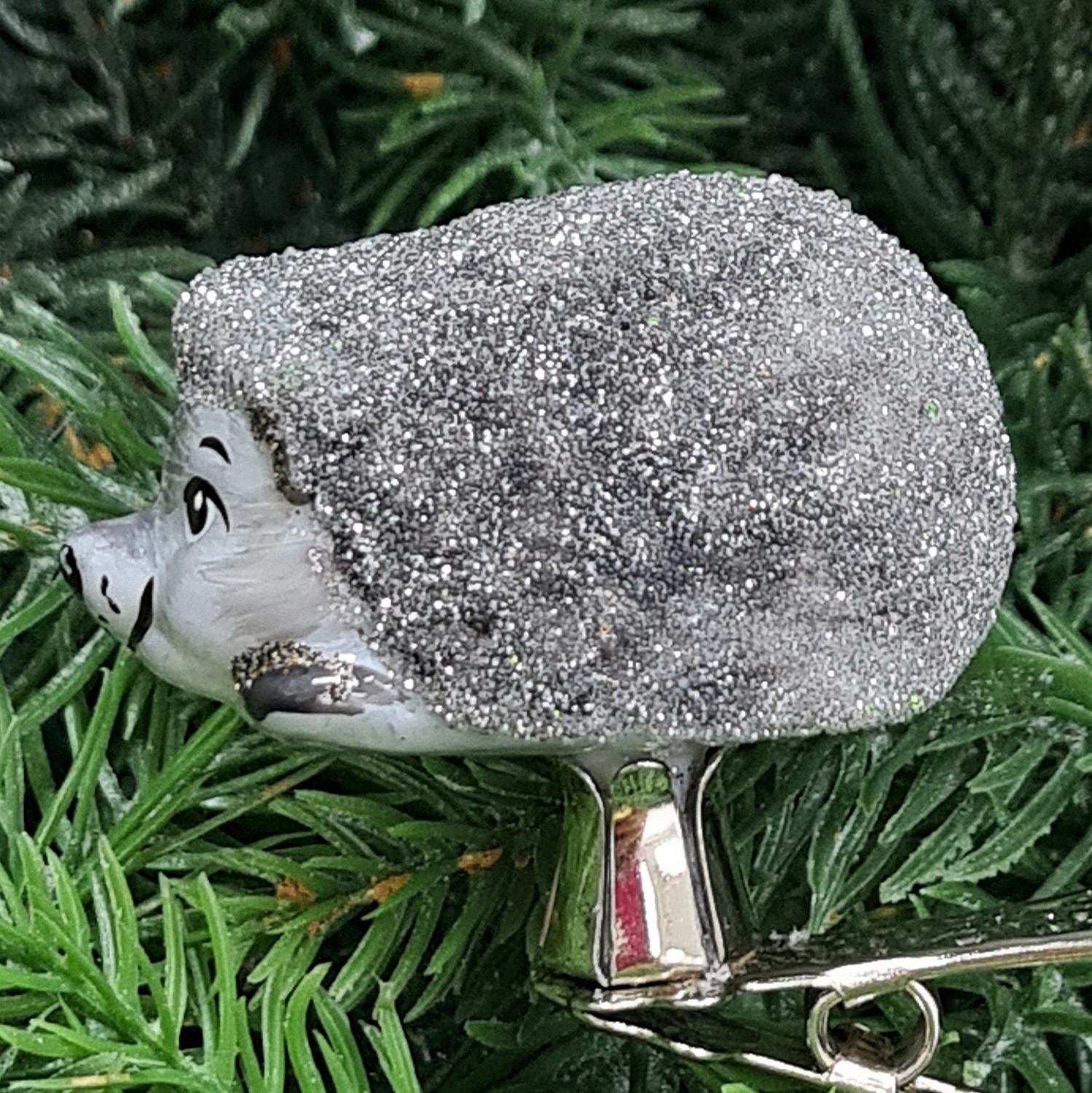 фото Стеклянная елочная игрушка Ежик на прищепке