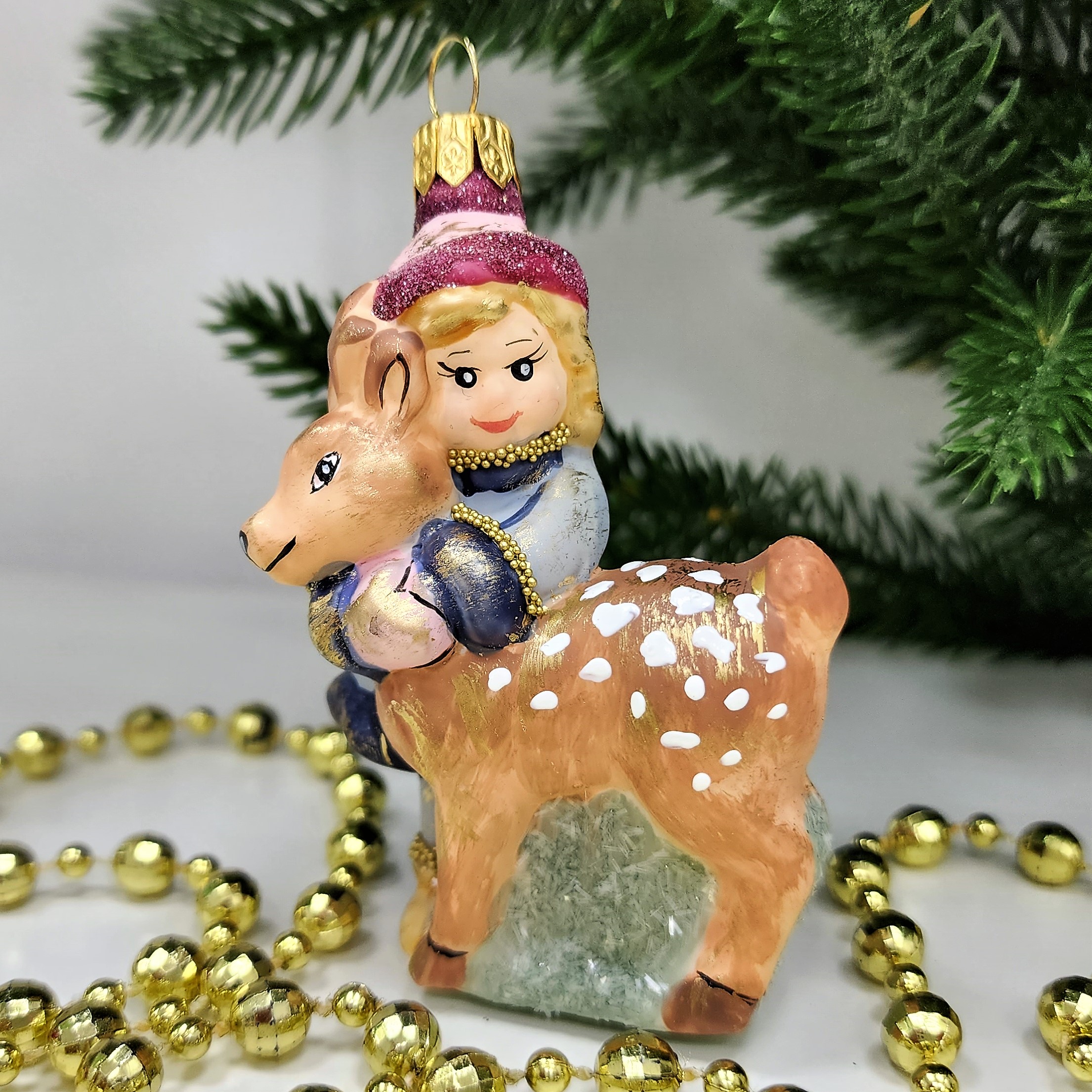 фото Стеклянная елочная игрушка Девочка с олененком