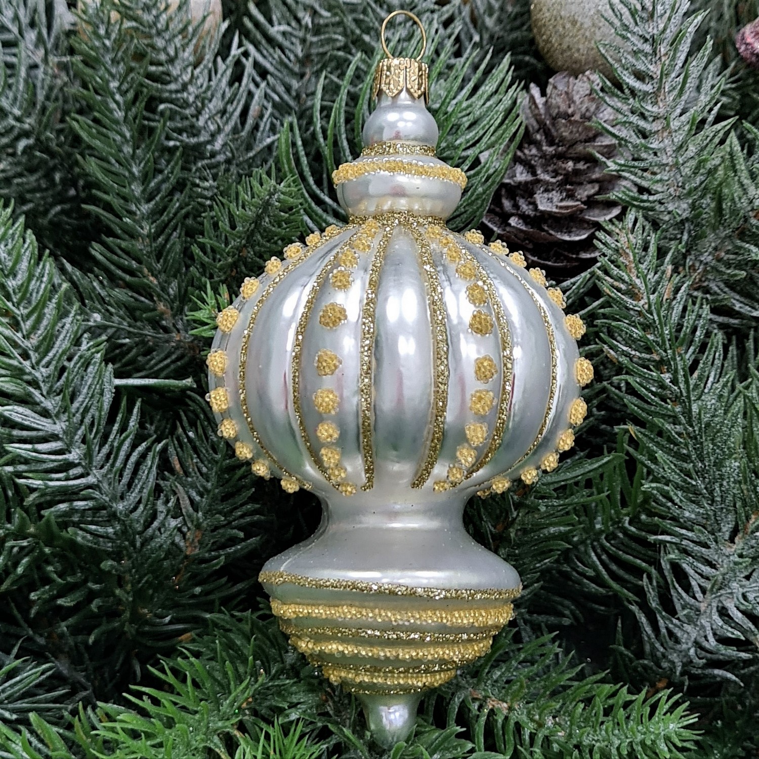 фото Стеклянная елочная игрушка Подвеска белая