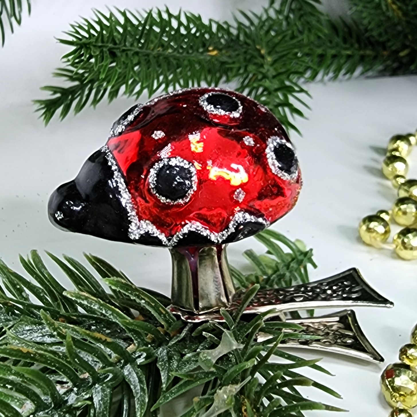 фото Стеклянная елочная игрушка Божья коровка на прищепке