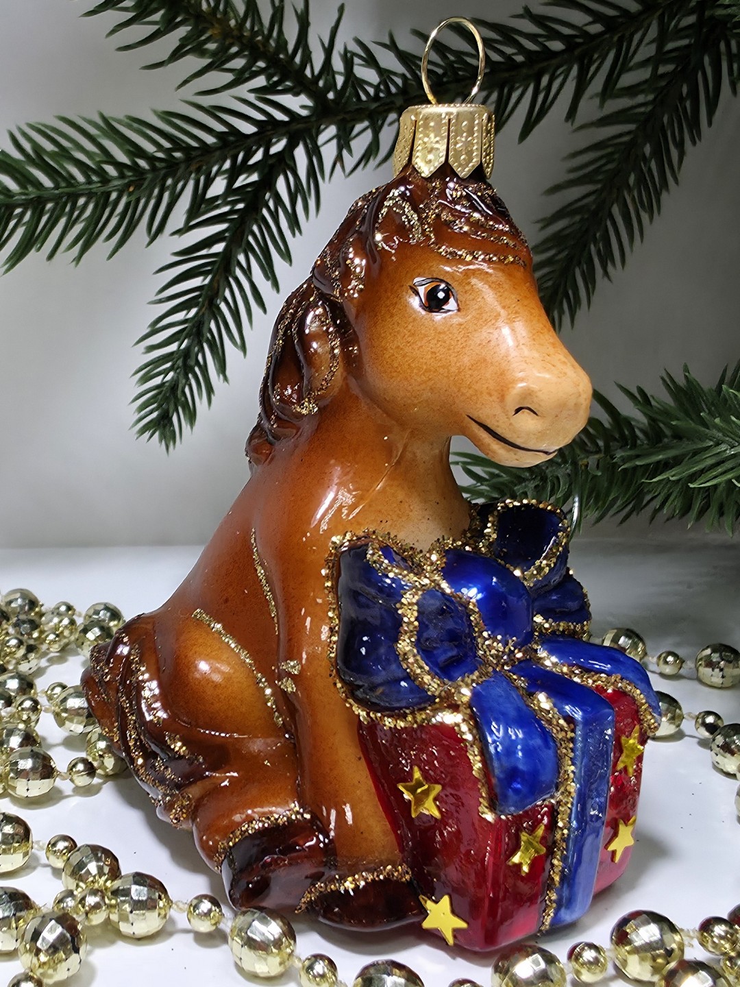 фото Стеклянная елочная игрушка Лошадка с подарком