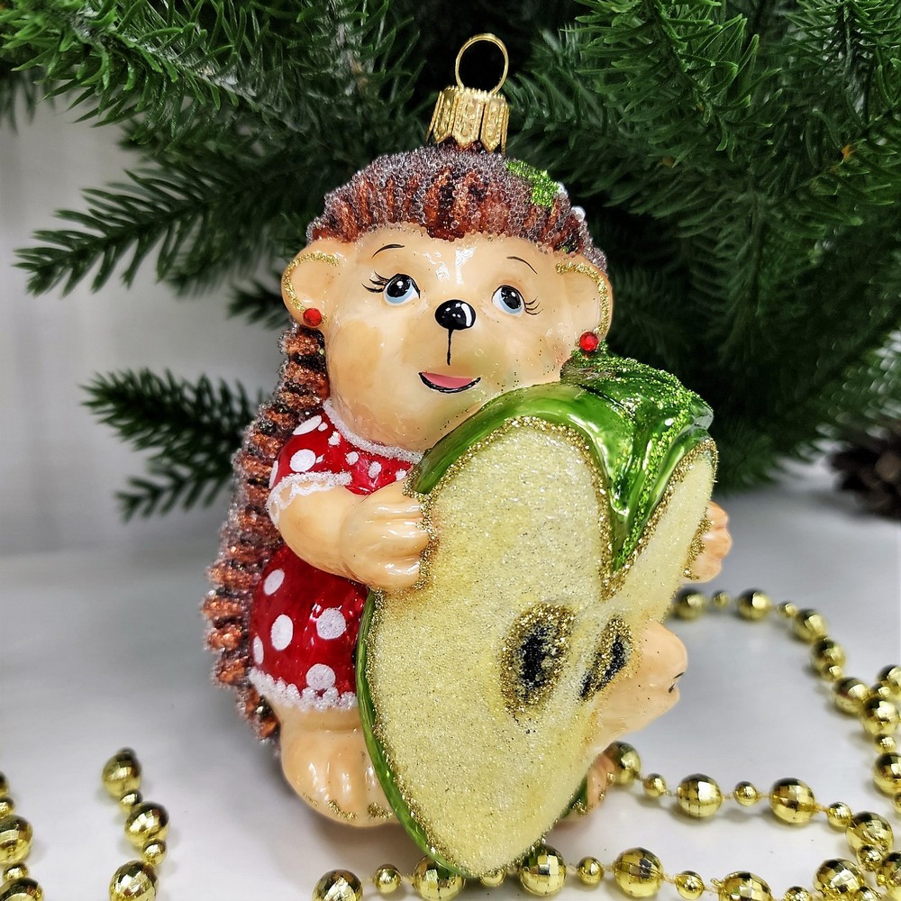 фото Стеклянная елочная игрушка Ежик с яблоком девочка