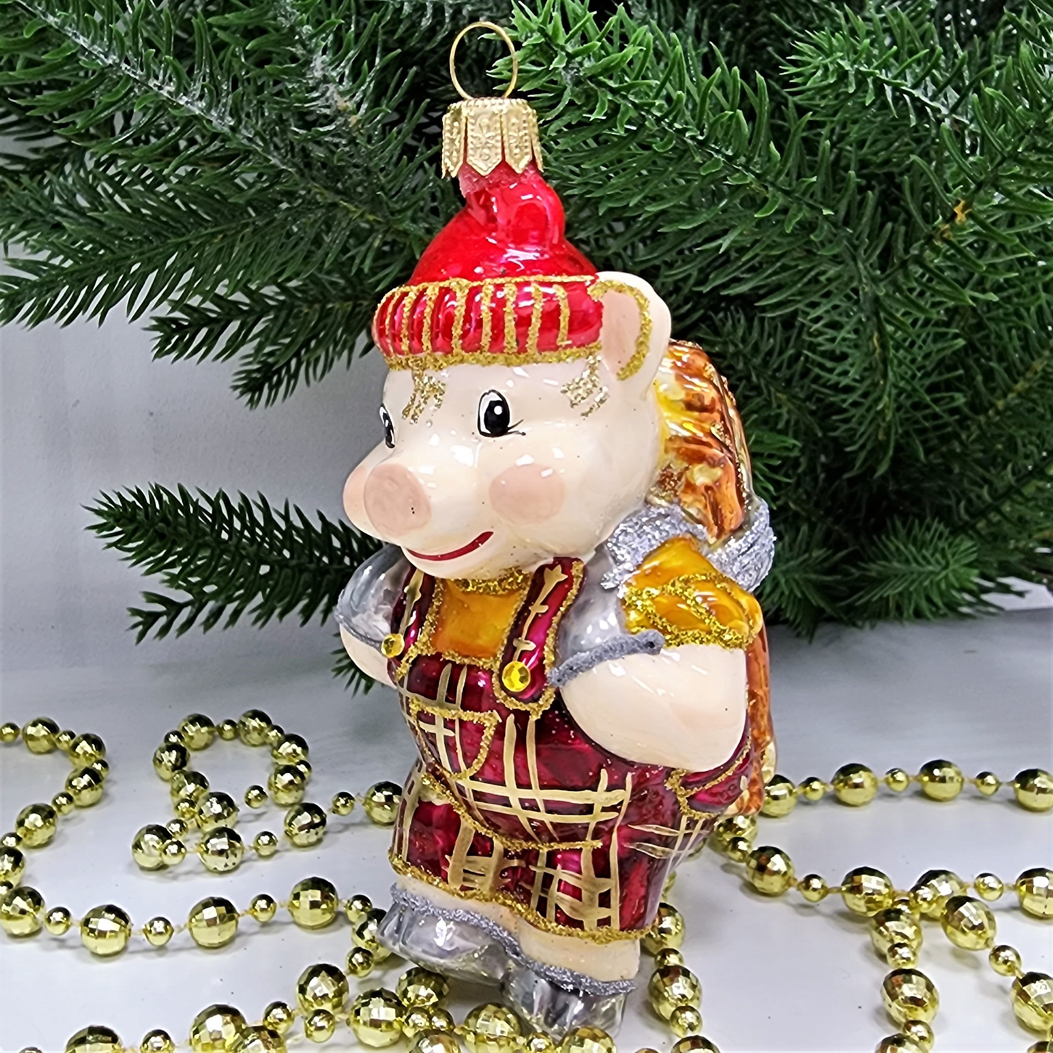 фото Стеклянная елочная игрушка Поросенок с дровами