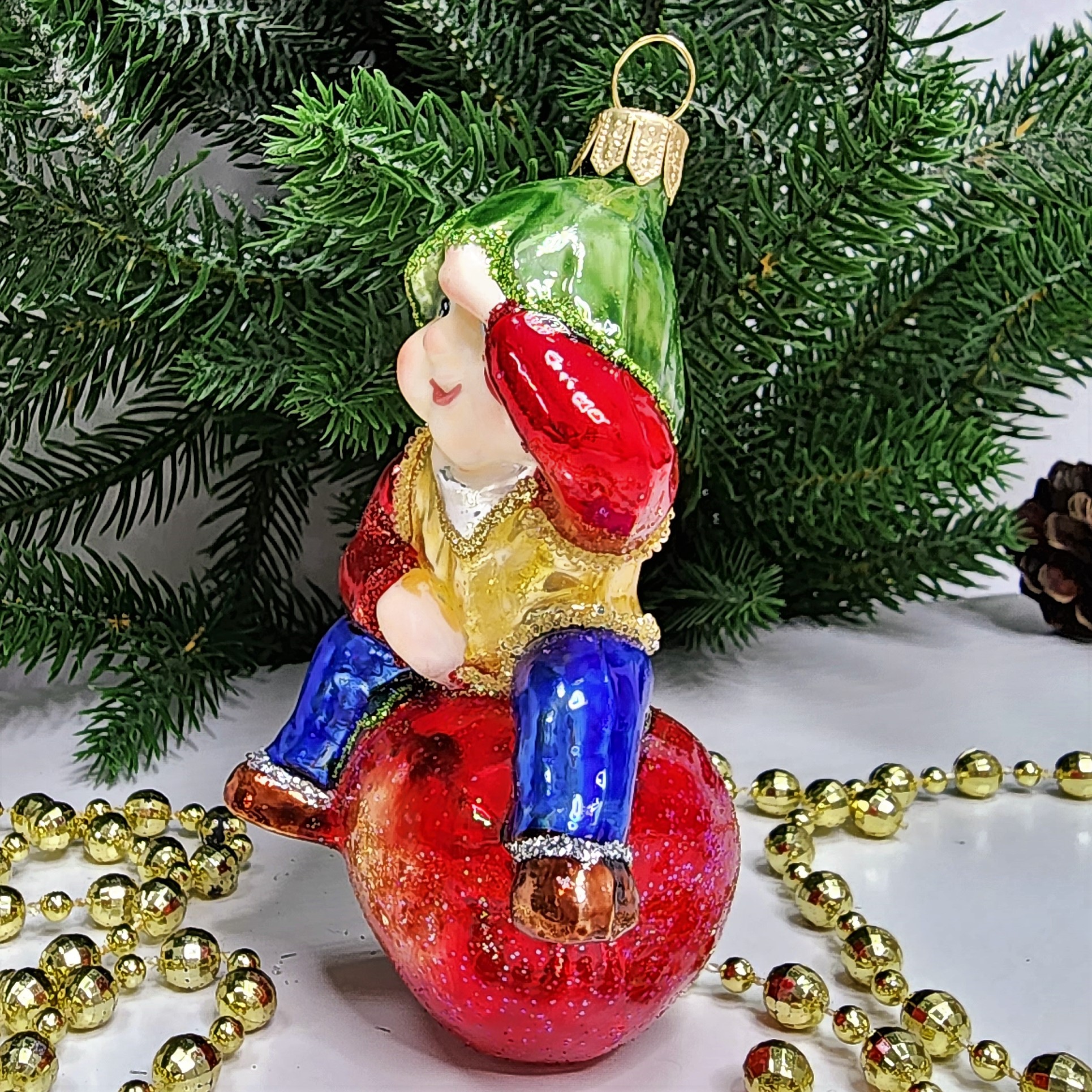 фото Стеклянная елочная игрушка Гном на яблоке