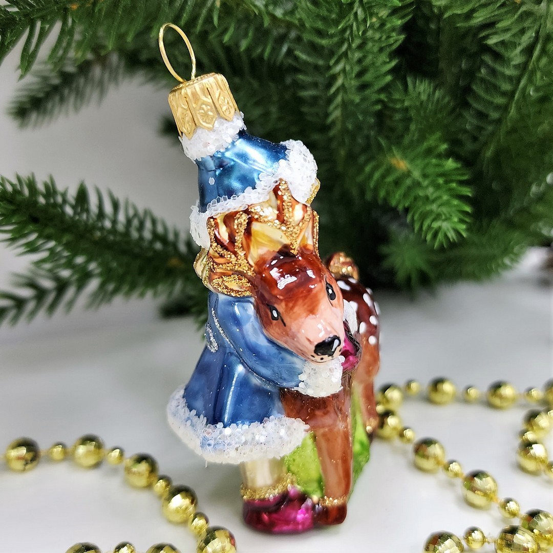 фото Стеклянная елочная игрушка Девочка с олененком