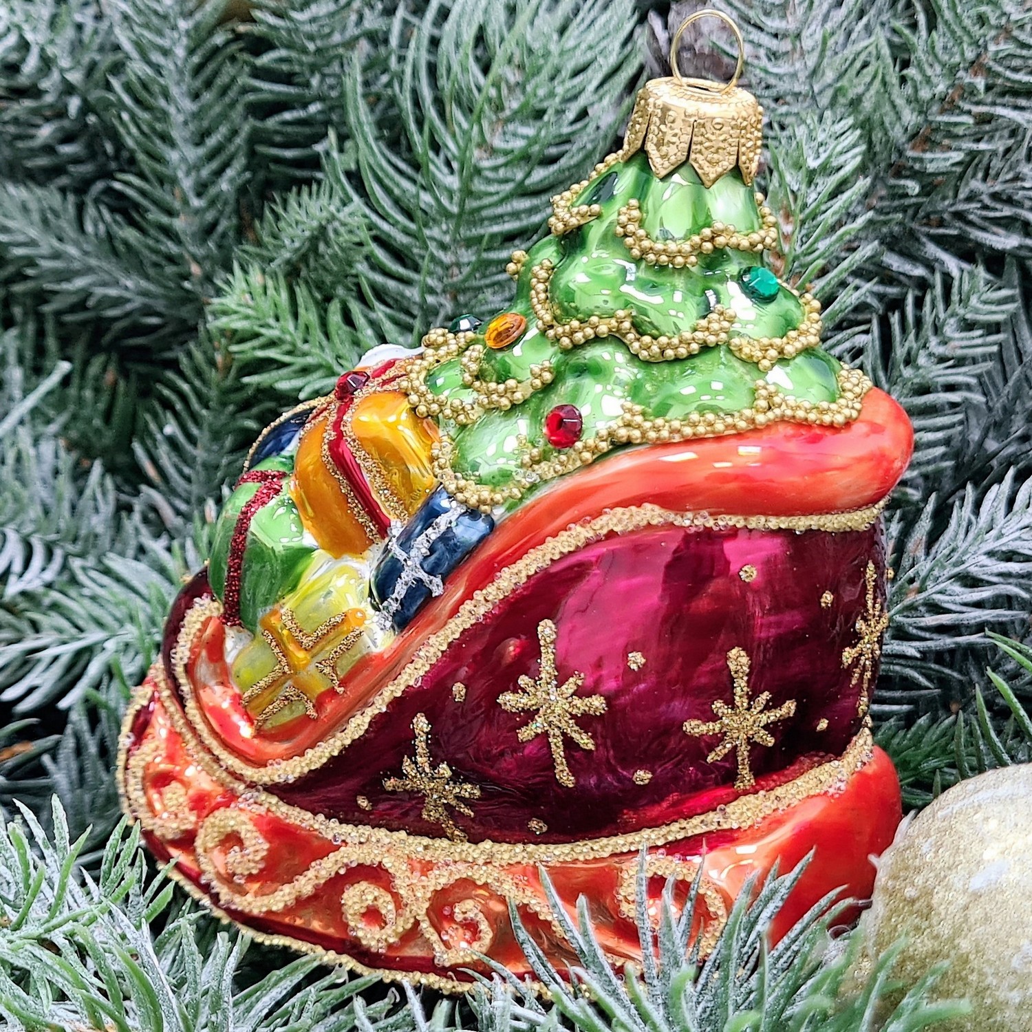 фото Стеклянная елочная игрушка Сани с подарками эмаль