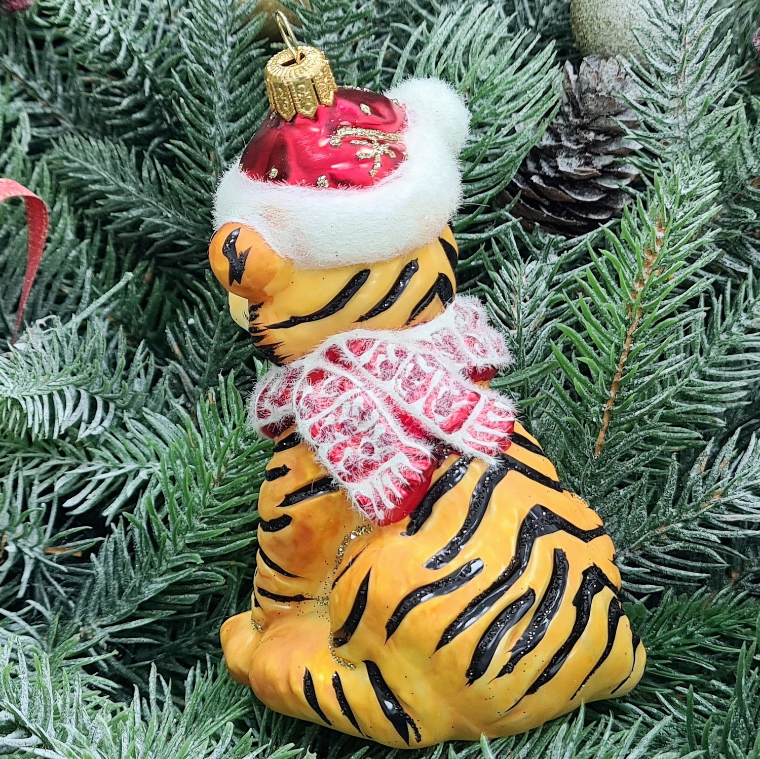 фото Стеклянная елочная игрушка Тигренок Санта