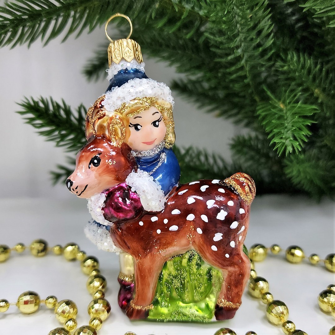 фото Стеклянная елочная игрушка Девочка с олененком