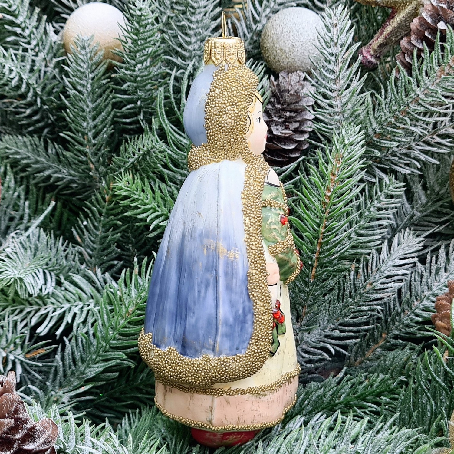 фото Стеклянная елочная игрушка Девочка с веночком винтаж