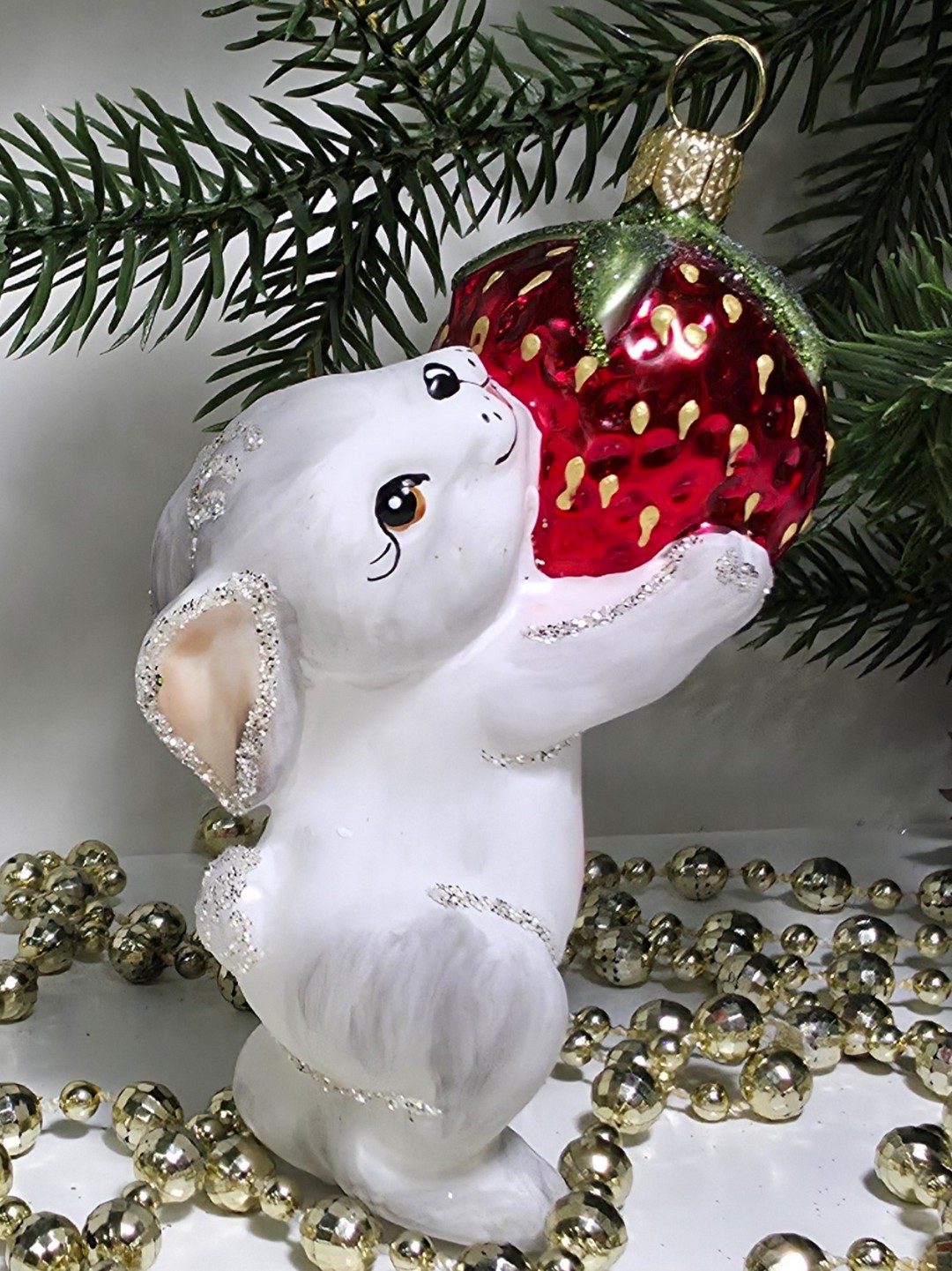 фото Стеклянная елочная игрушка Зайчик с клубникой