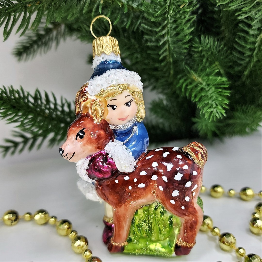 фото Стеклянная елочная игрушка Девочка с олененком