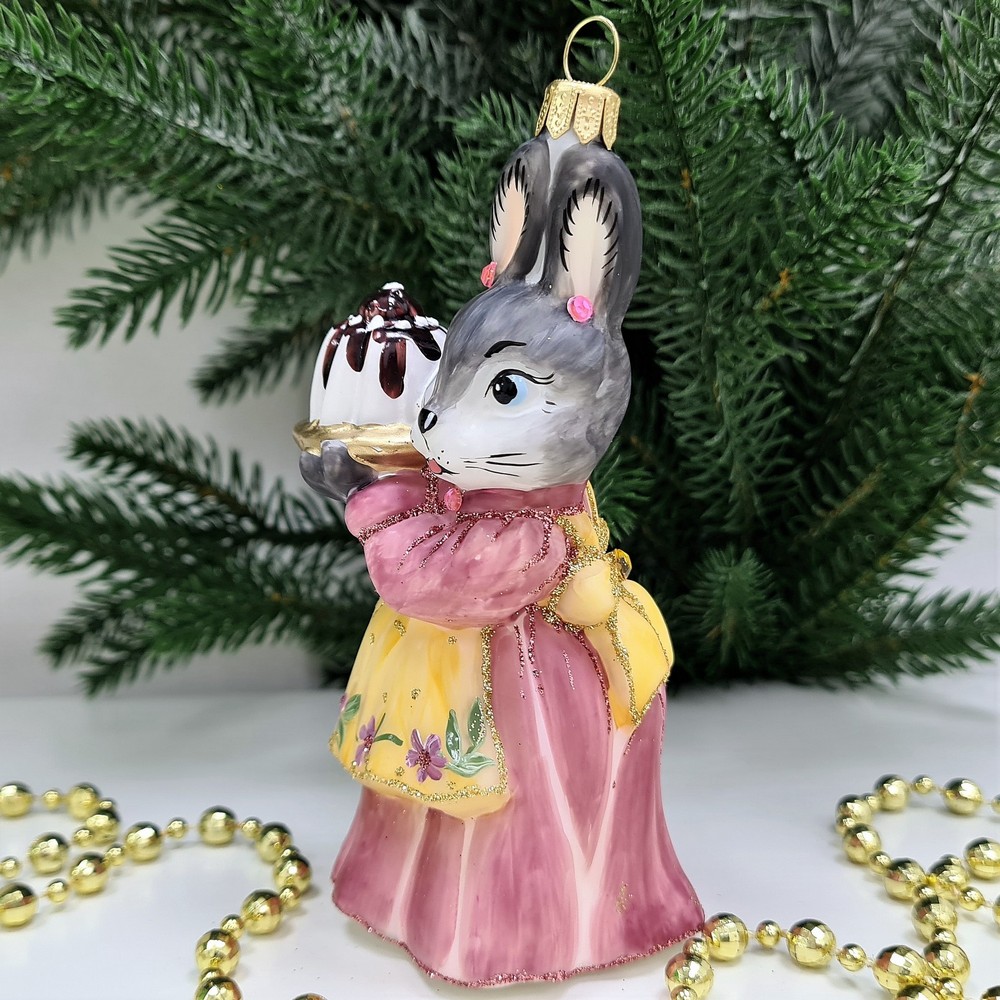 фото Стеклянная елочная игрушка Зайчиха с тортом-2