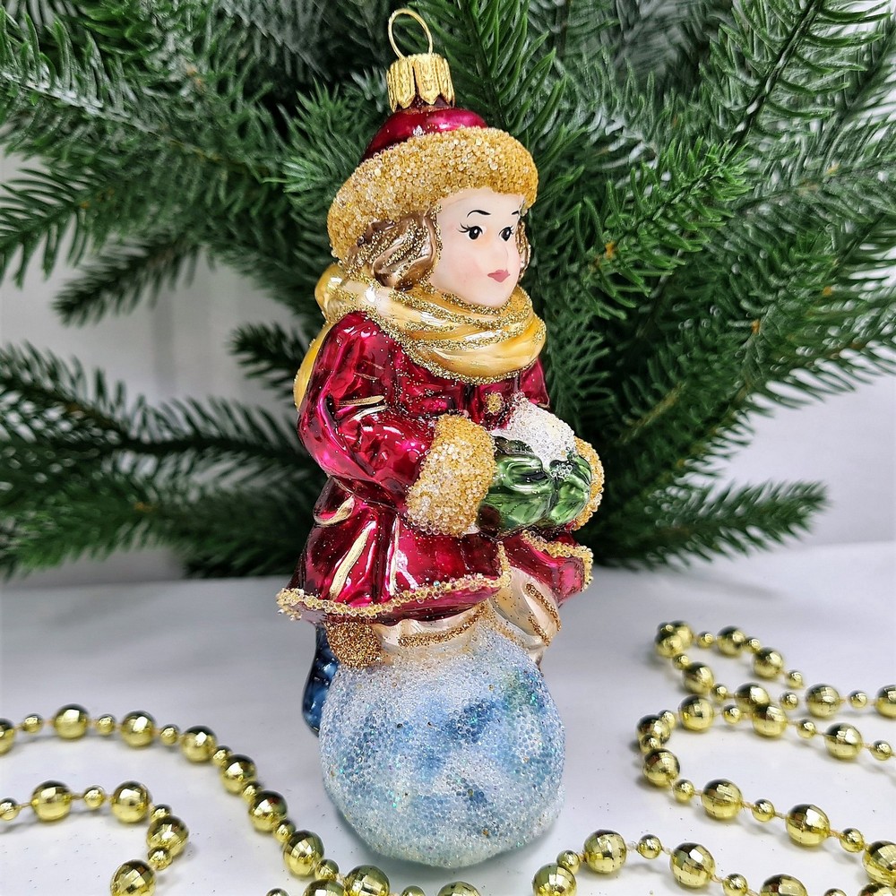 фото Стеклянная елочная игрушка Девочка со снежком бордо