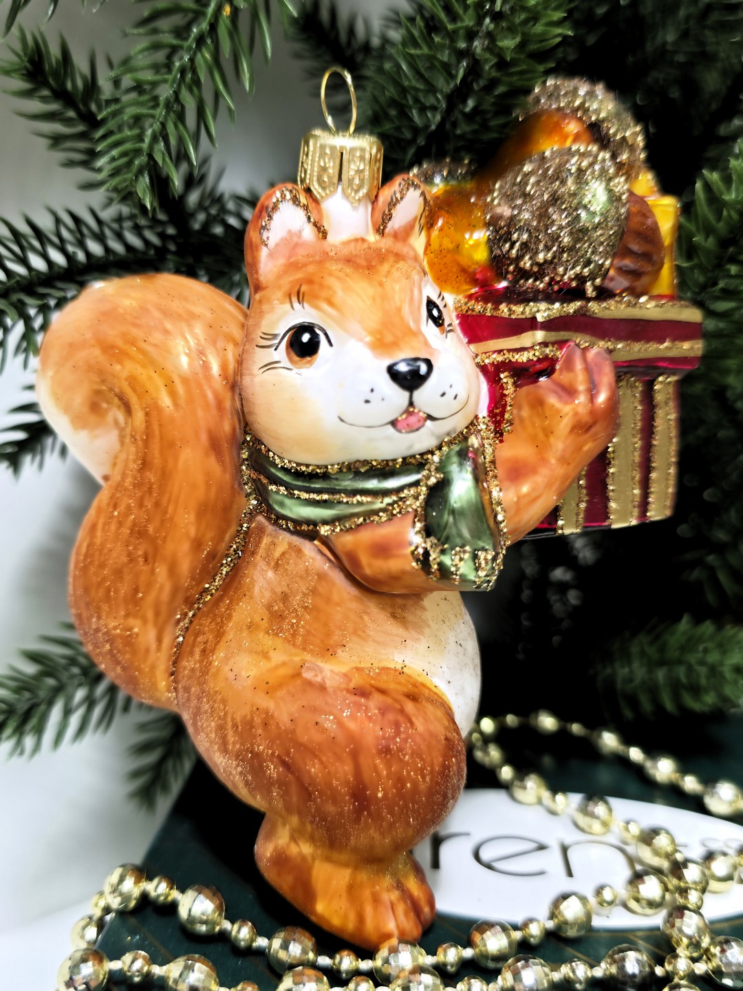 фото Стеклянная елочная игрушка Белка с подарками