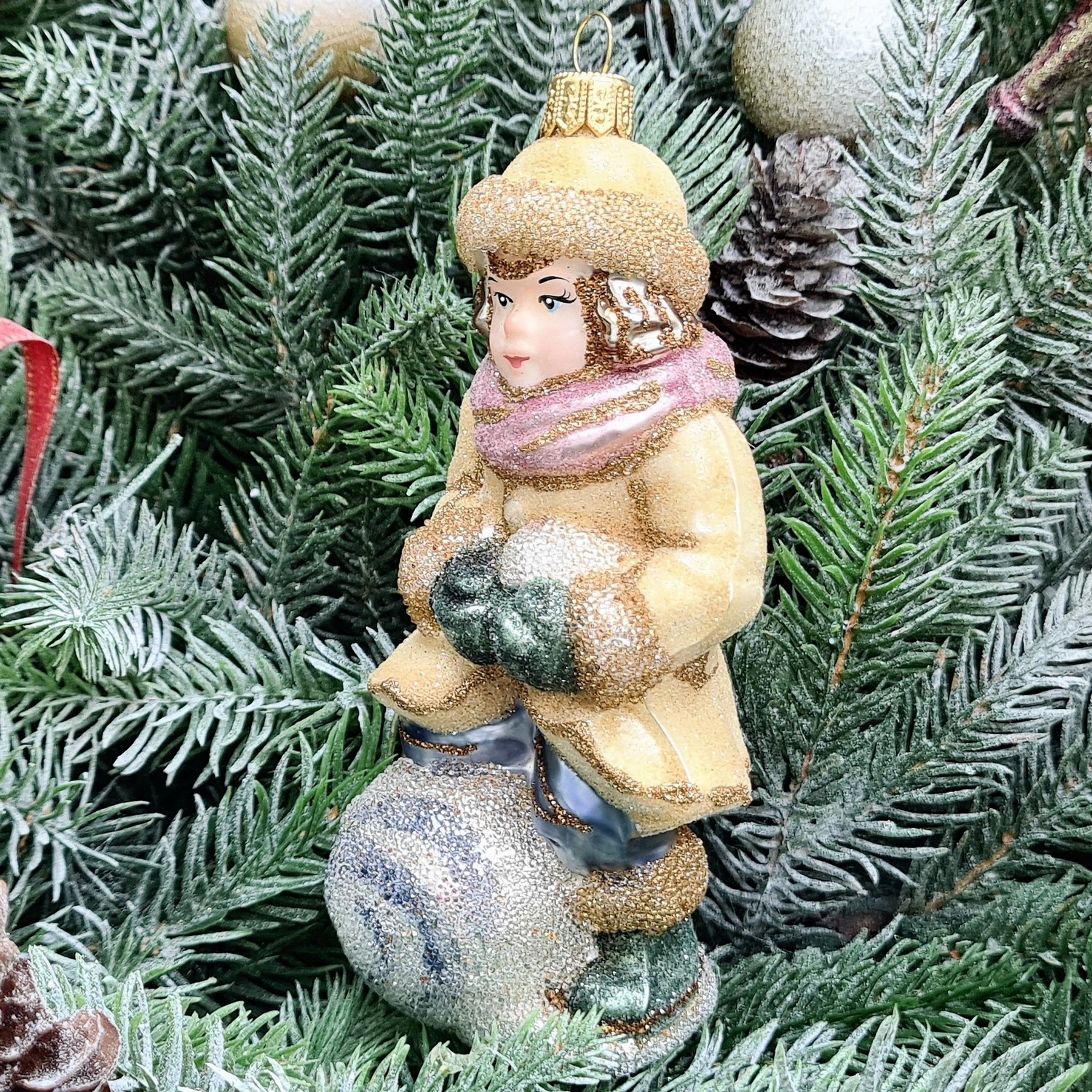 фото Стеклянная елочная игрушка Девочка со снежком сахар