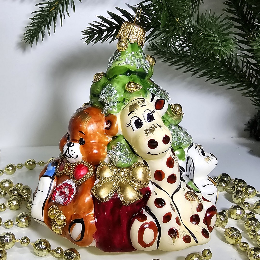 фото Стеклянная елочная игрушка Irena-Co Елка со зверятами (8,5х8х7,5)