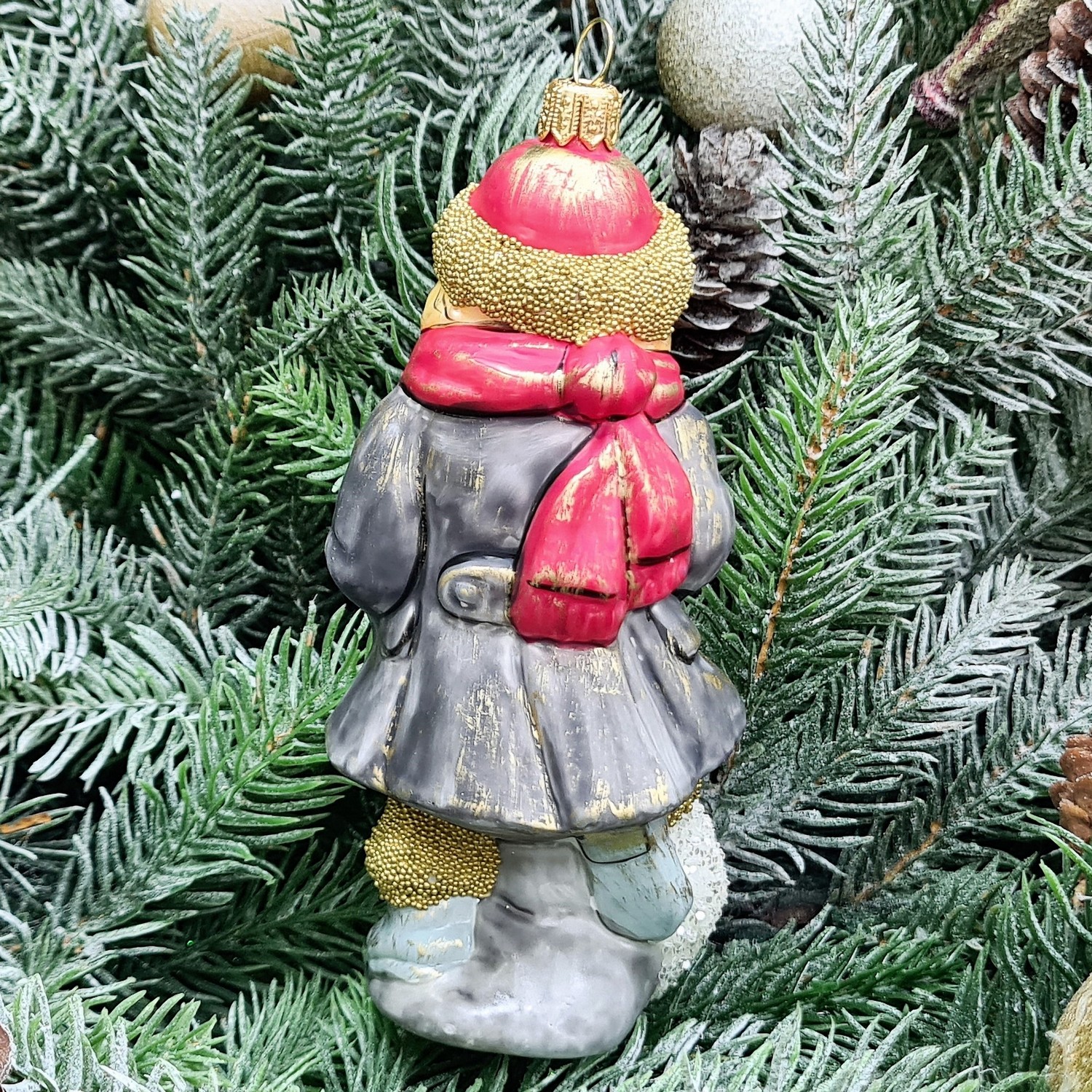 фото Стеклянная елочная игрушка Девочка со снежком Винтаж