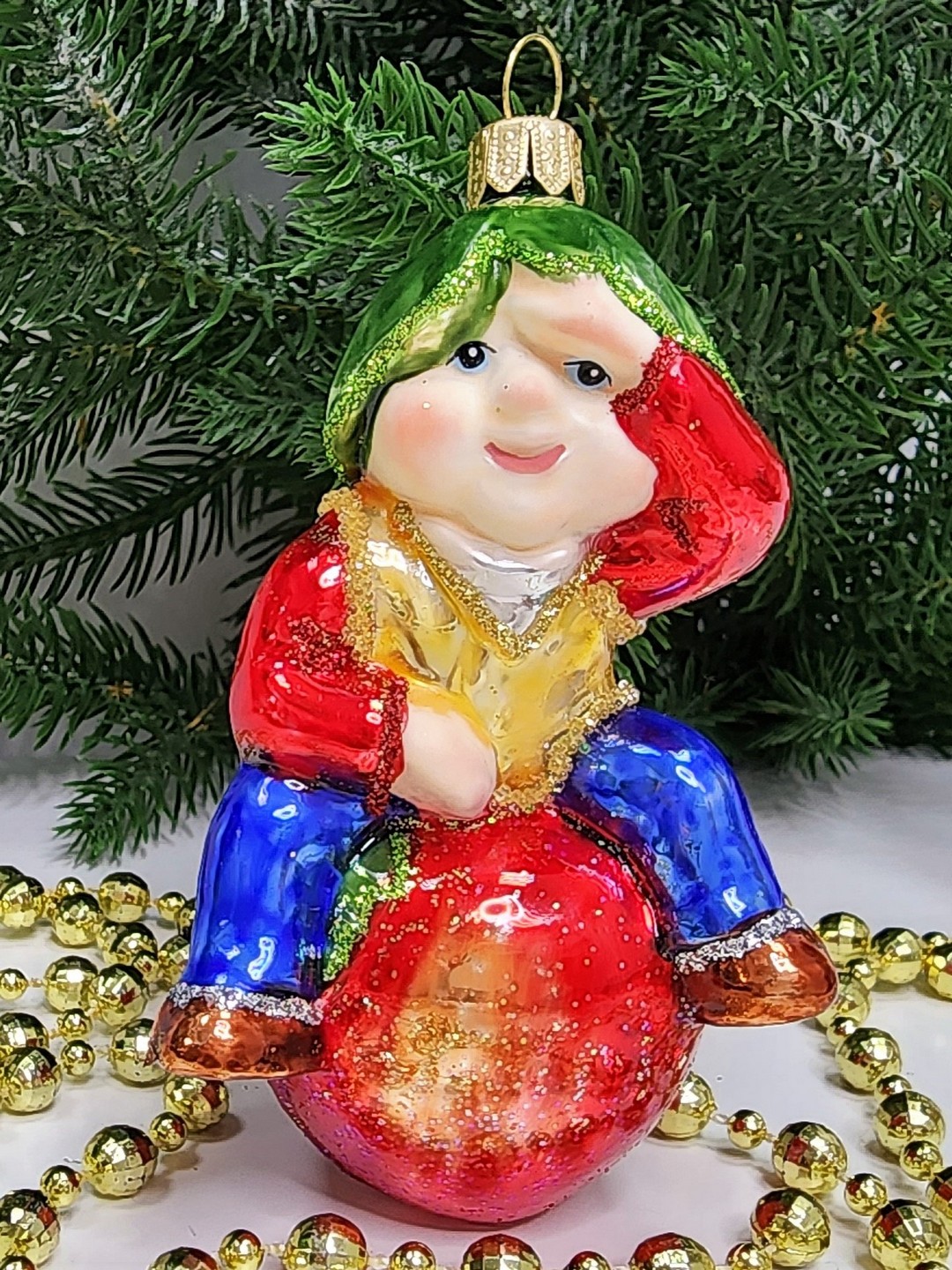 фото Стеклянная елочная игрушка Гном на яблоке