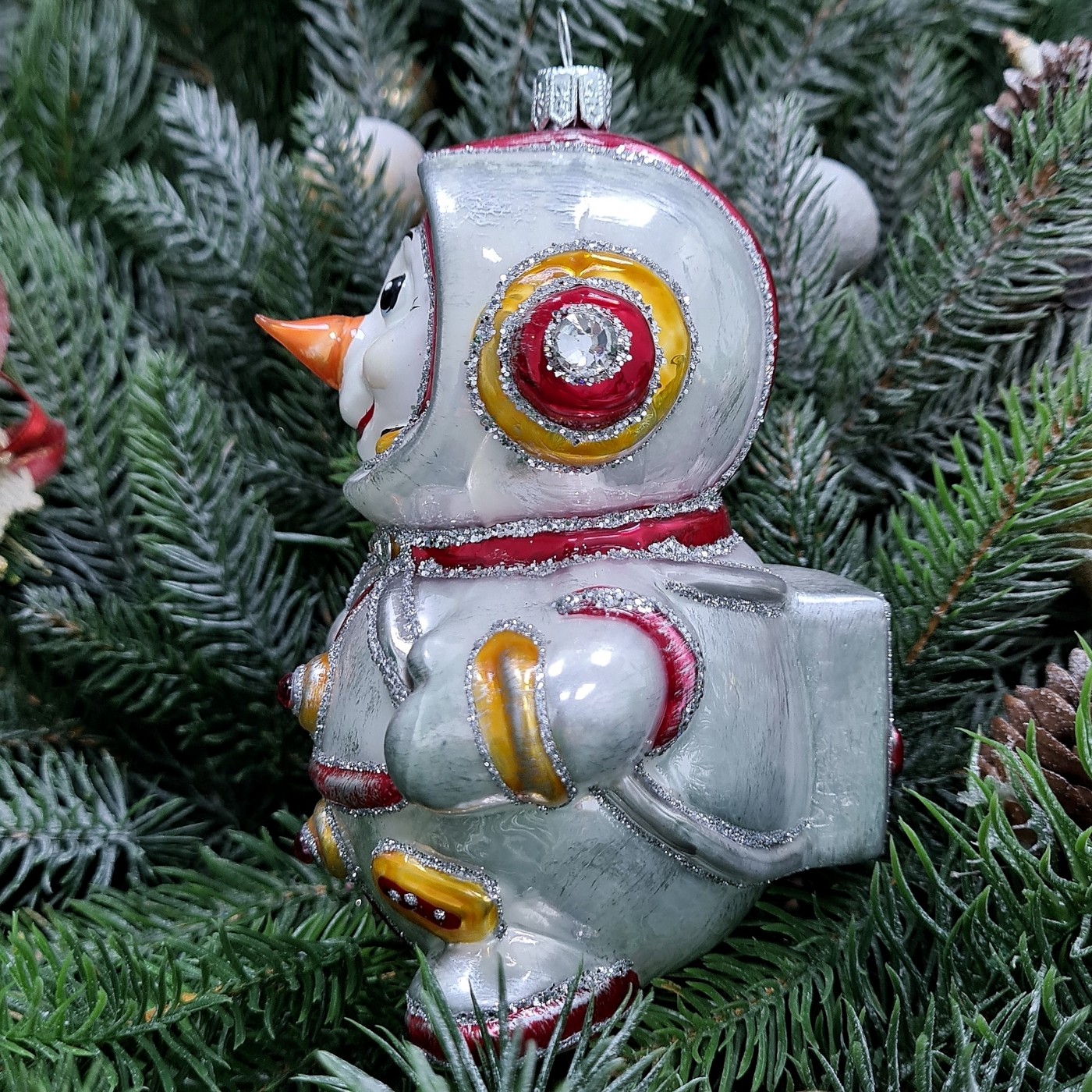 фото Стеклянная елочная игрушка Снеговик космонавт красный