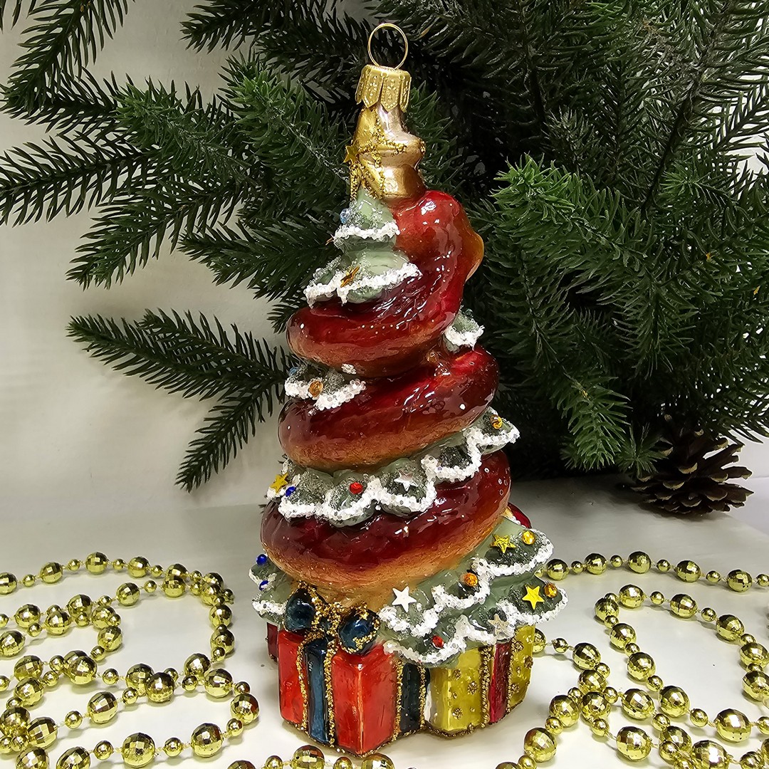 фото Стеклянная елочная игрушка Змея на елке с подарками