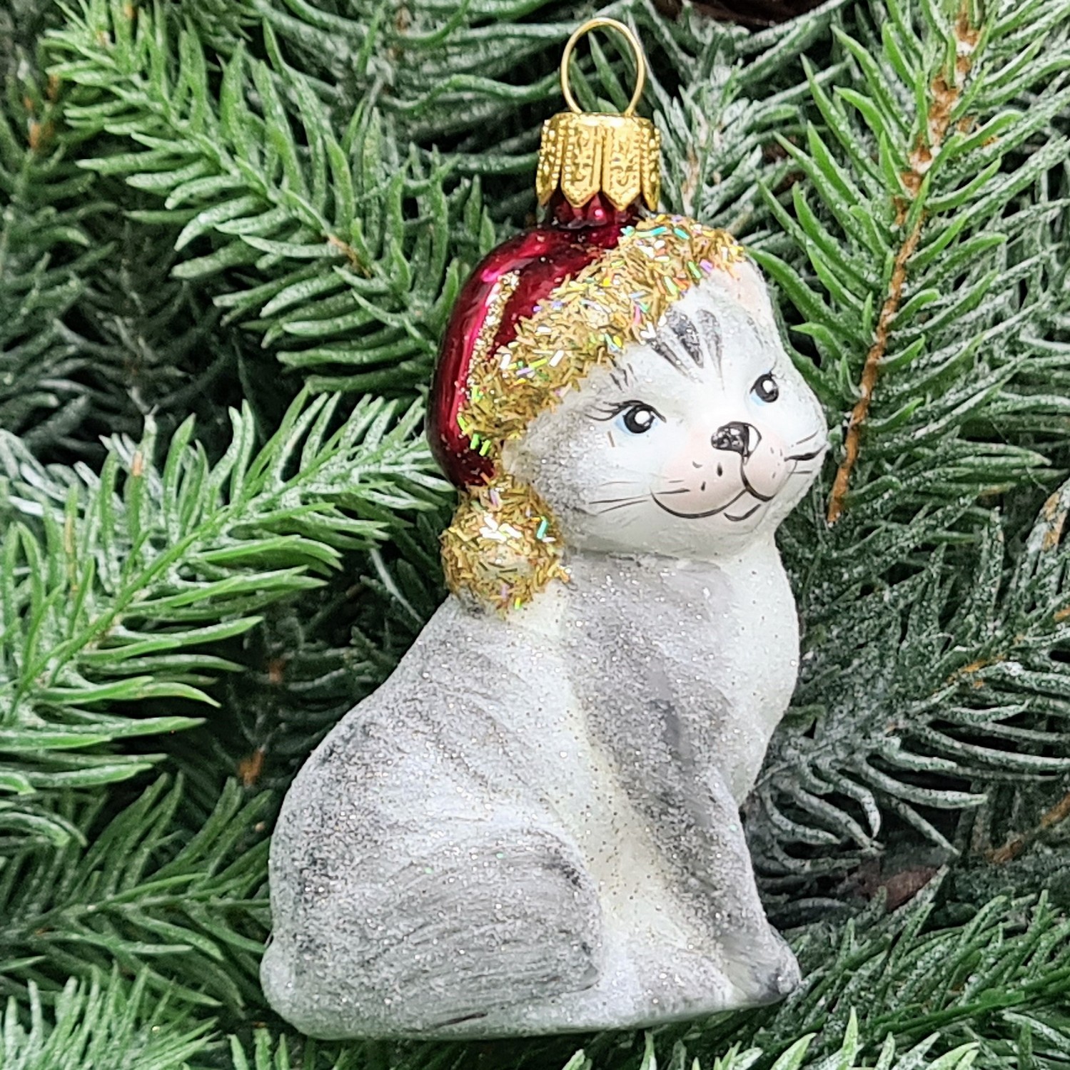 фото Стеклянная елочная игрушка Котик в шапке серый
