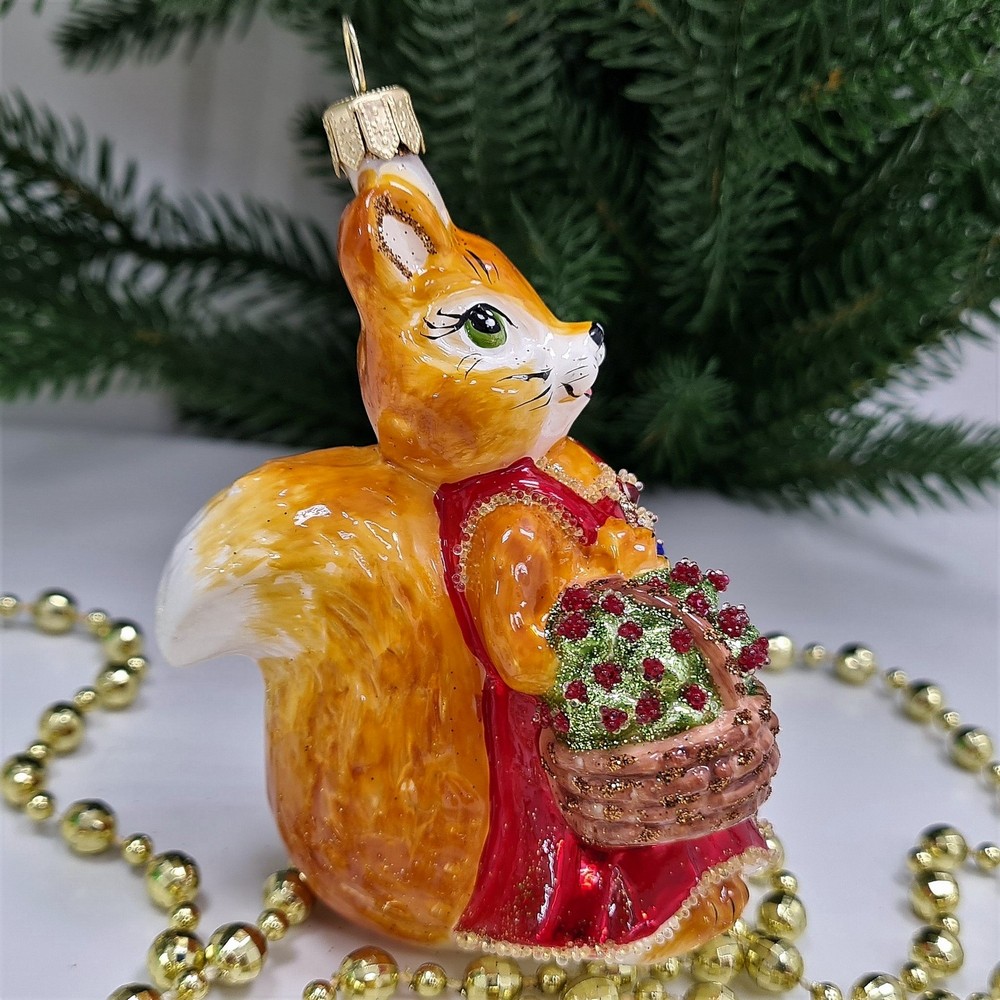 фото Стеклянная елочная игрушка Белочка с корзинкой